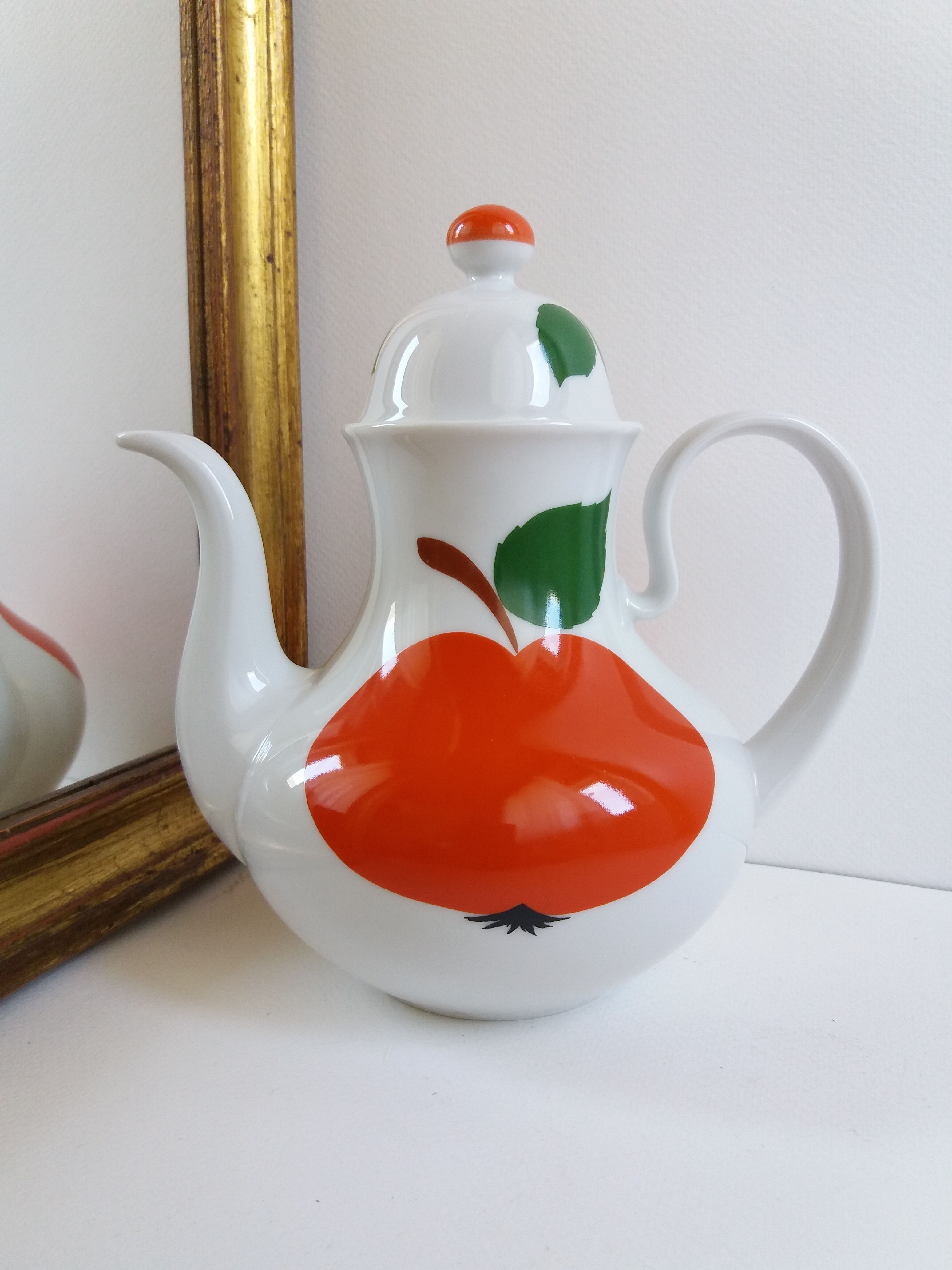 Red apple teapot