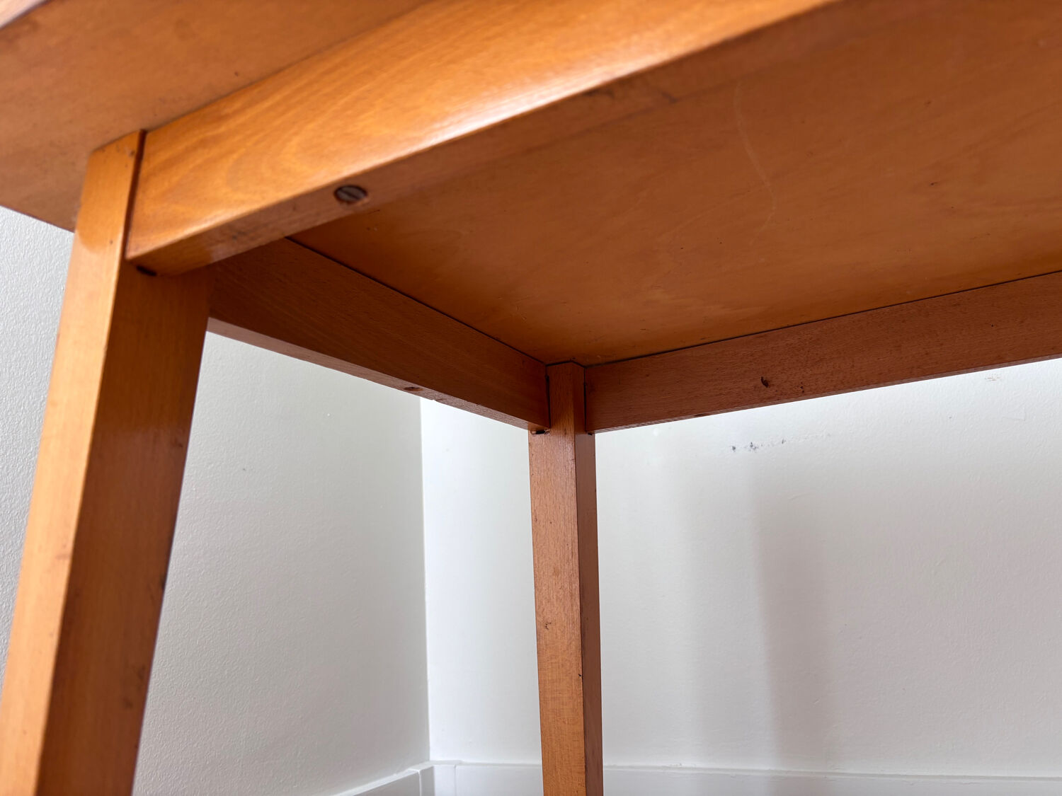 Desk with tapered legs