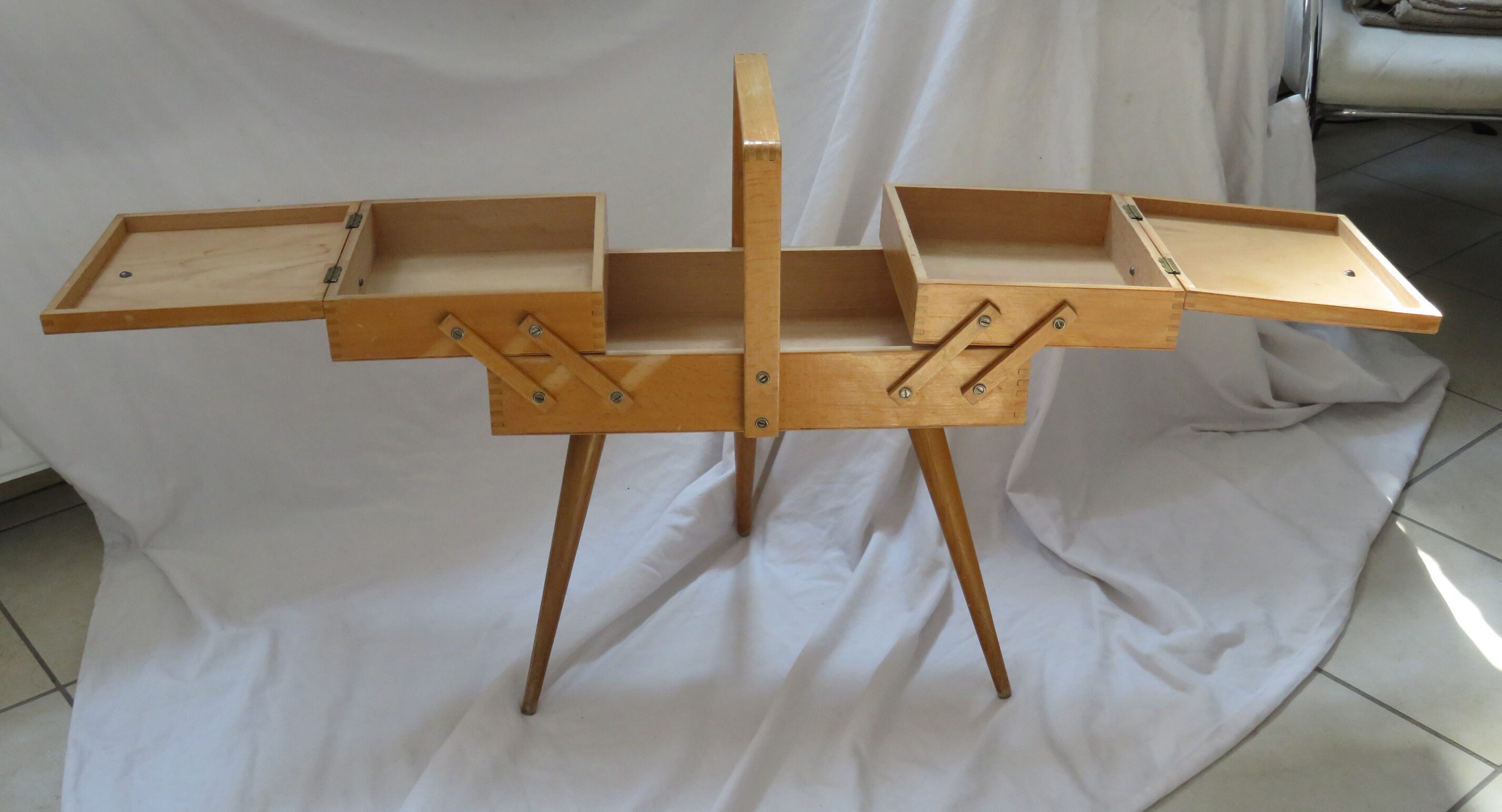 Tripod light wood worker