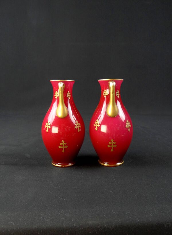 Paire de vases balustre en cristal de Baccarat à décor en croix de Lorraine