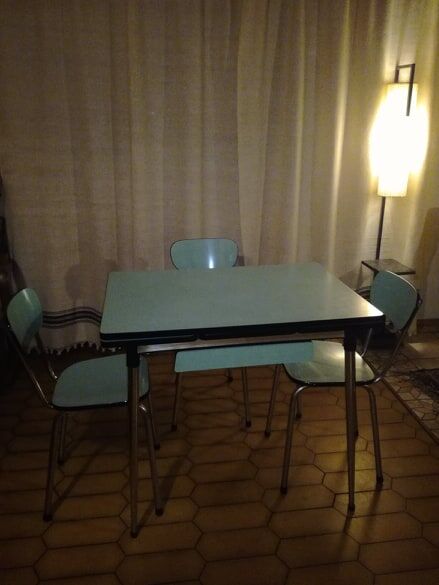 Set table and chairs in formica