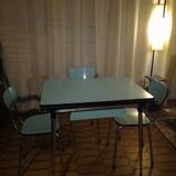 Set table and chairs in formica