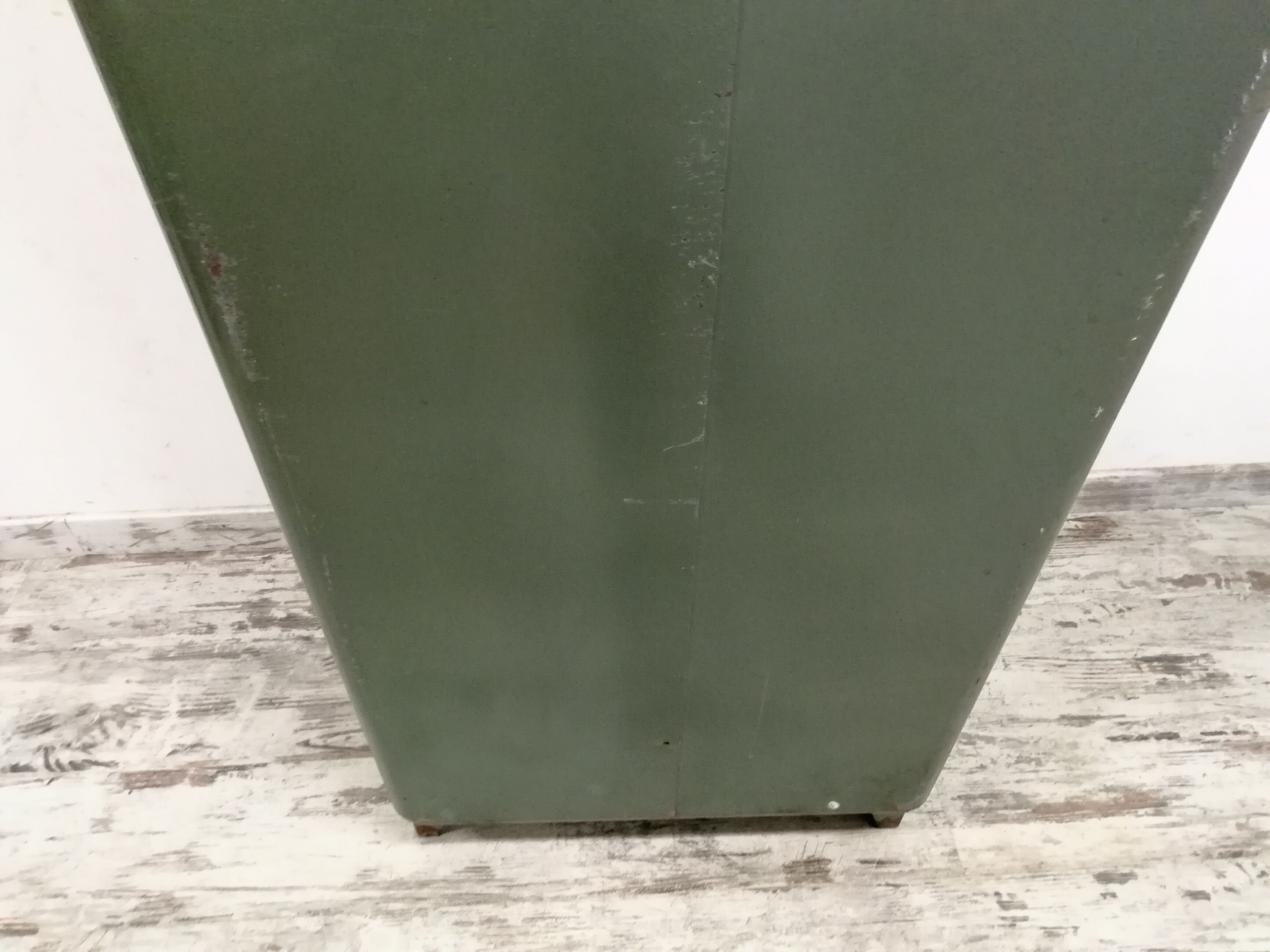 Industrial metal cloakroom