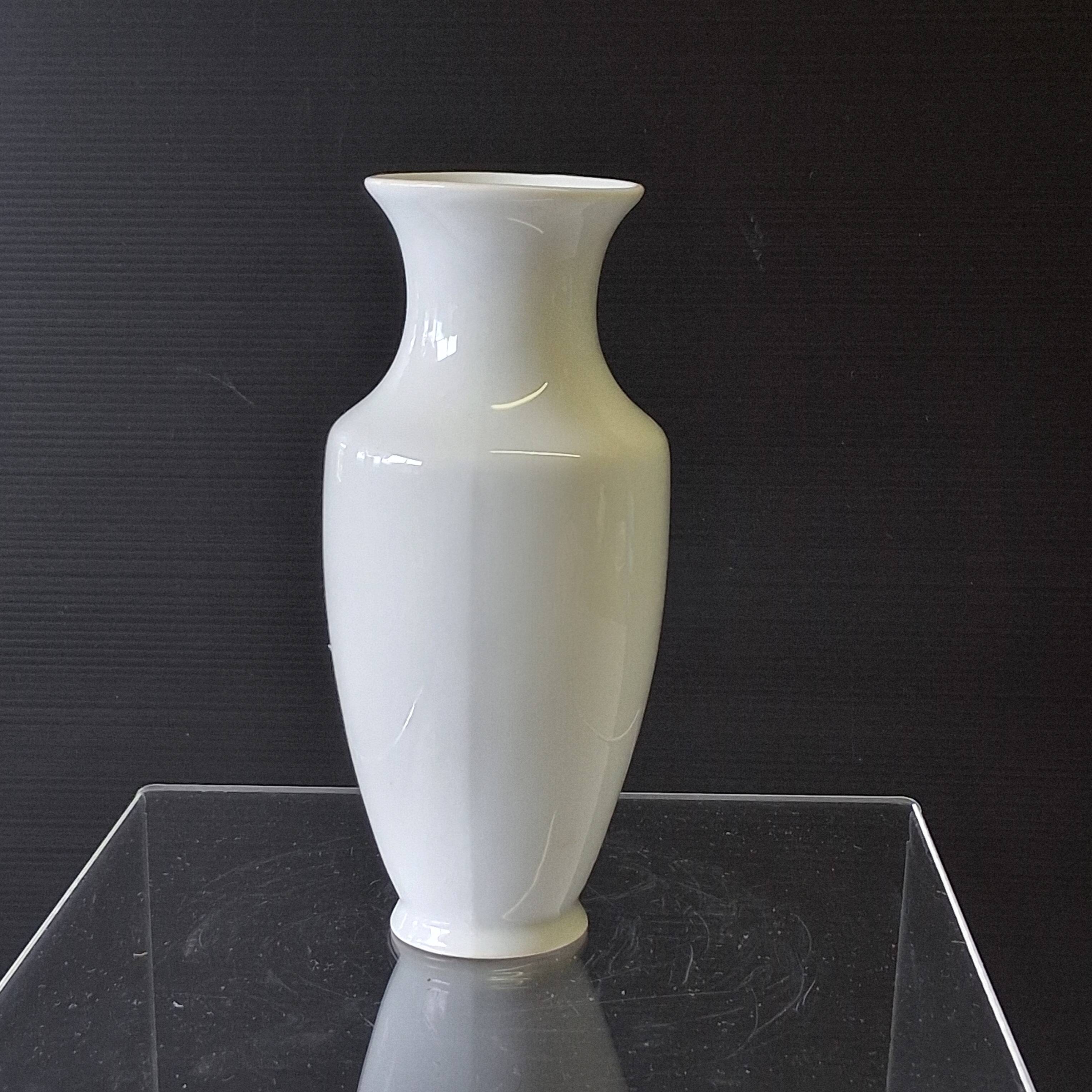 Limoges porcelain vase in very good condition.