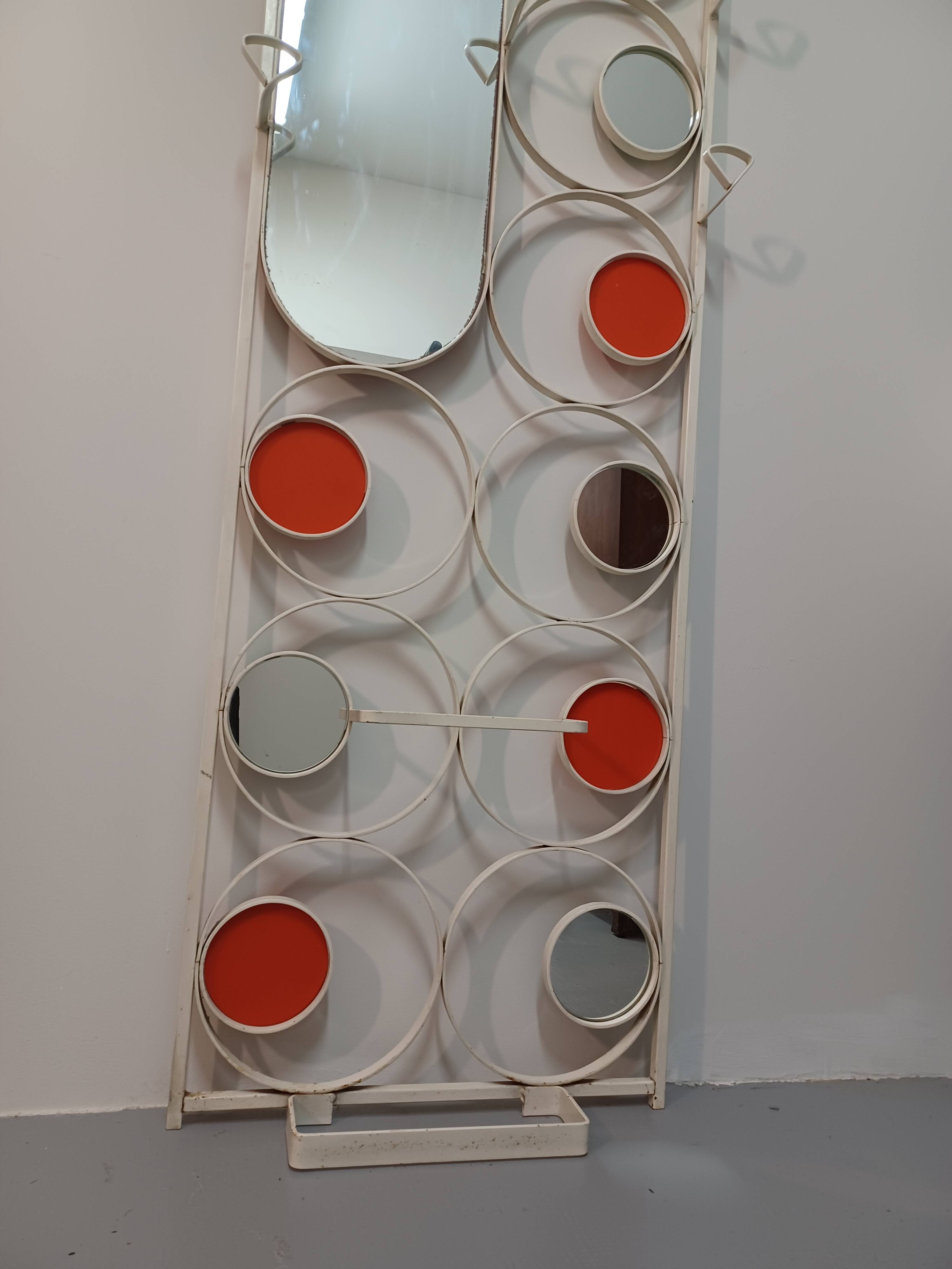 Wall-mounted locker room, 70'S