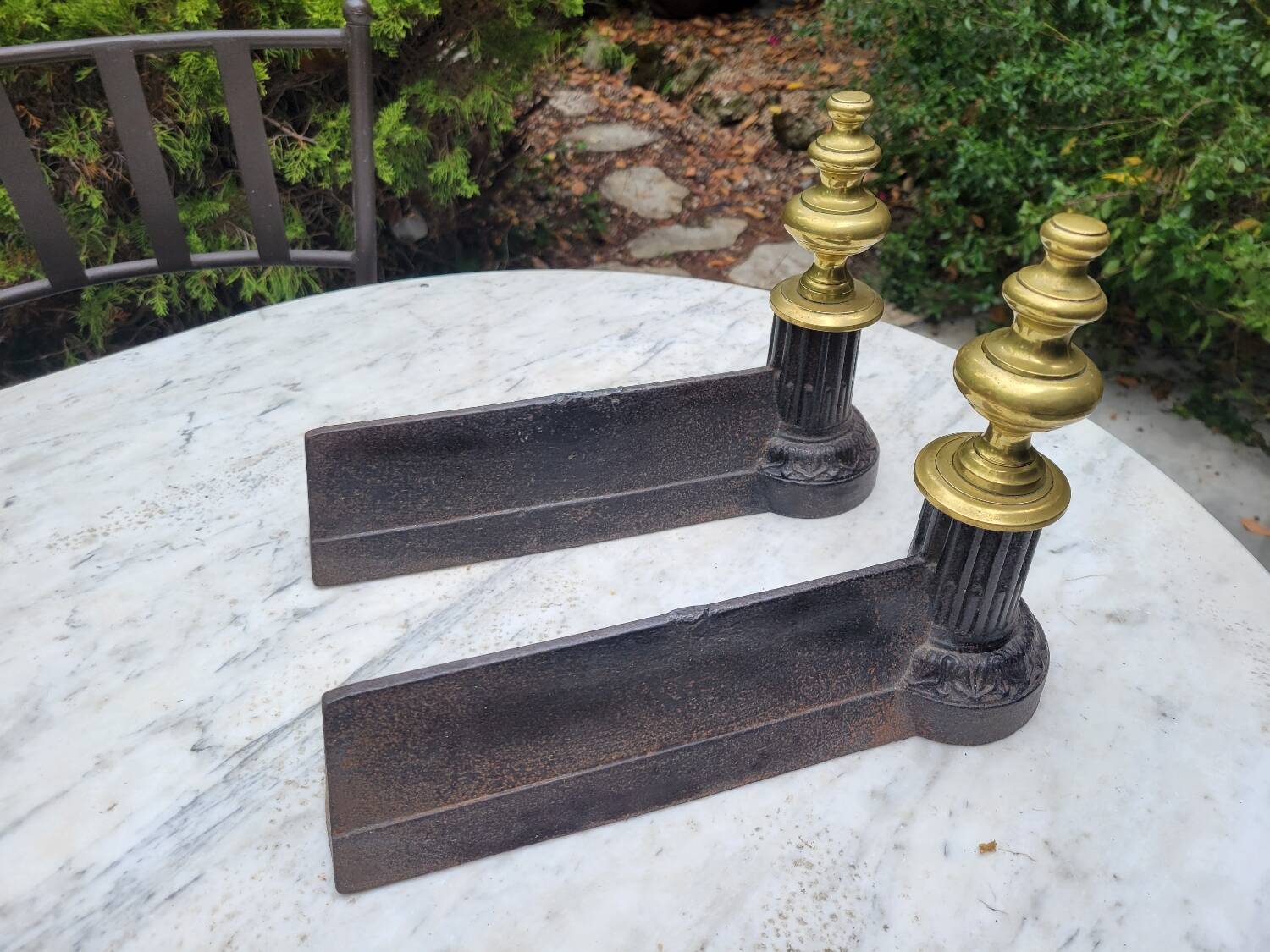 Paire de chenets en fonte et laiton