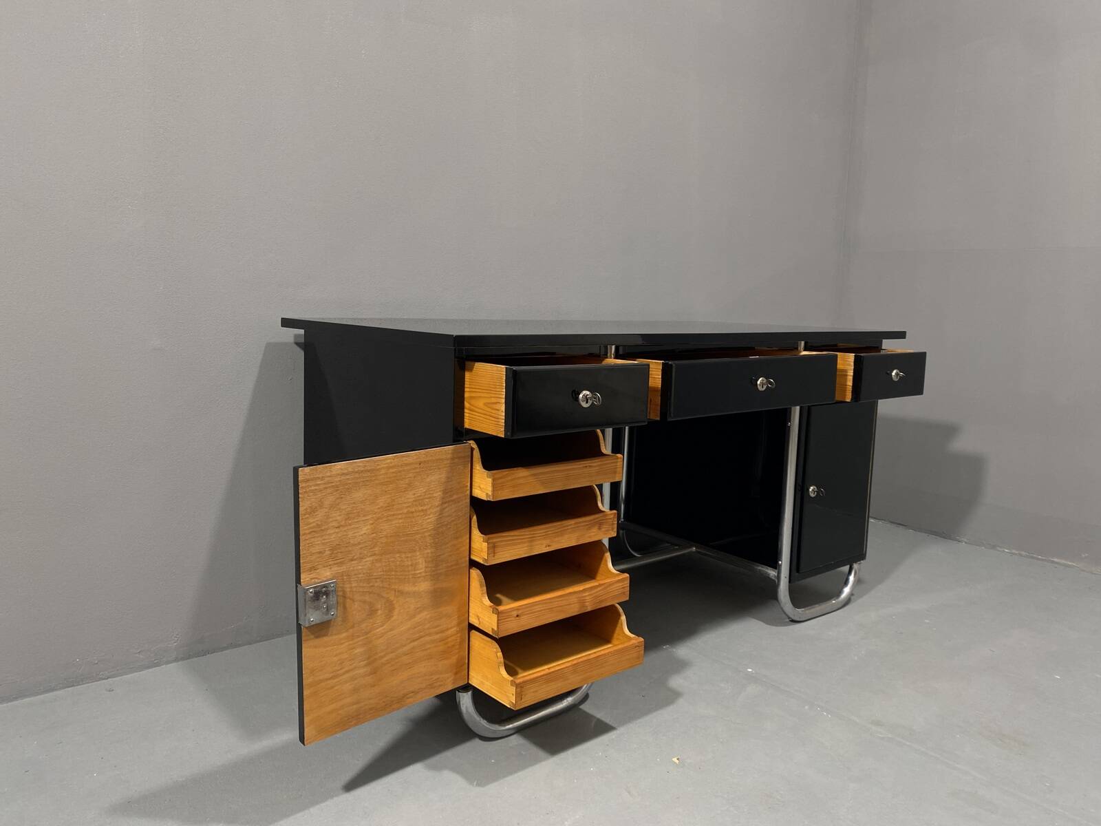 Bureau moderniste tchécoslovaque en chrome et bois, années 1950, Europe