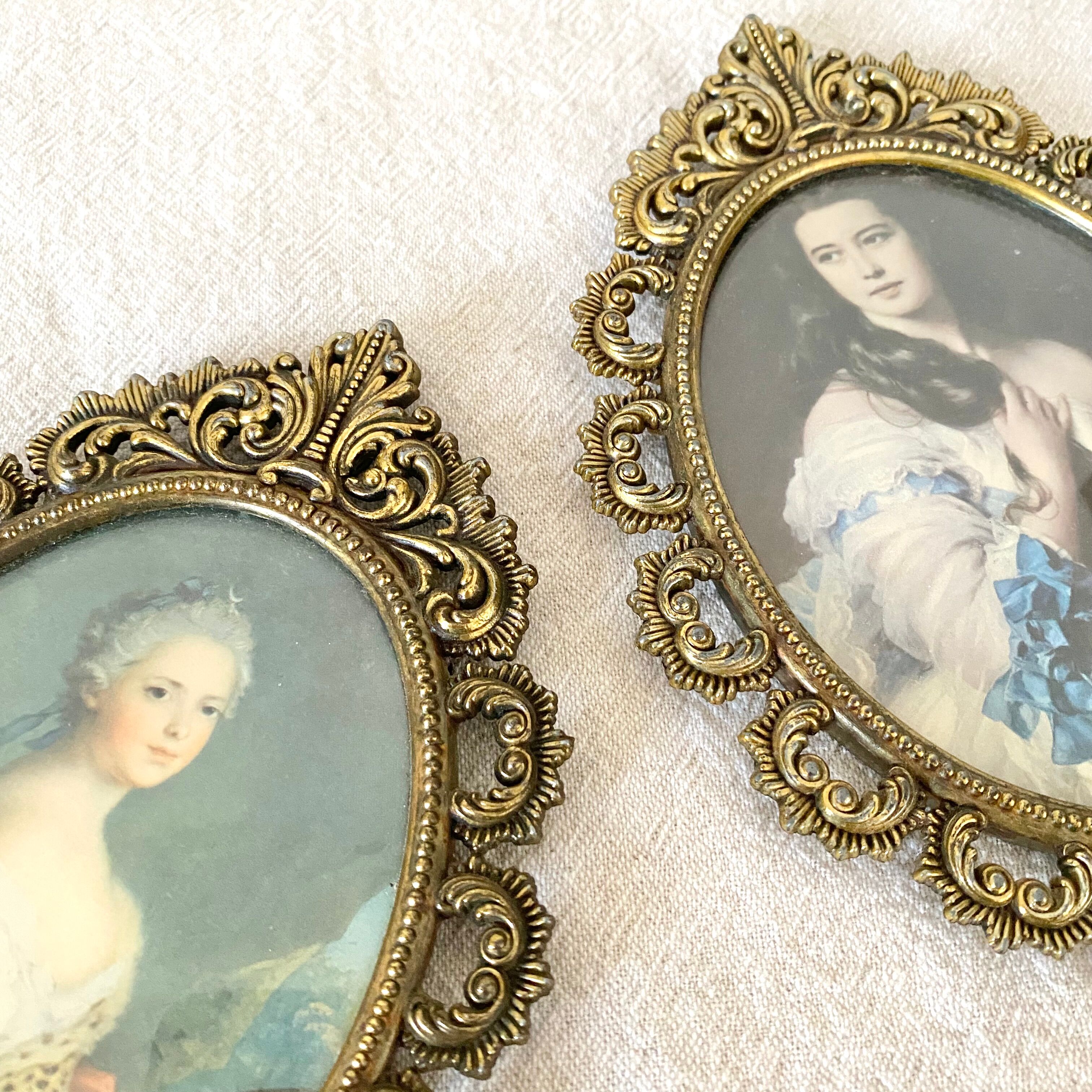 Golden frame oval young girl modaine