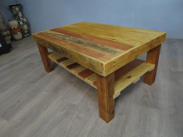Table basse avec étagère en bois rustique