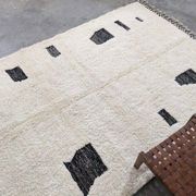 Beni Ourain carpet from the Atlas, made with traditional artisanal craftsmanship.