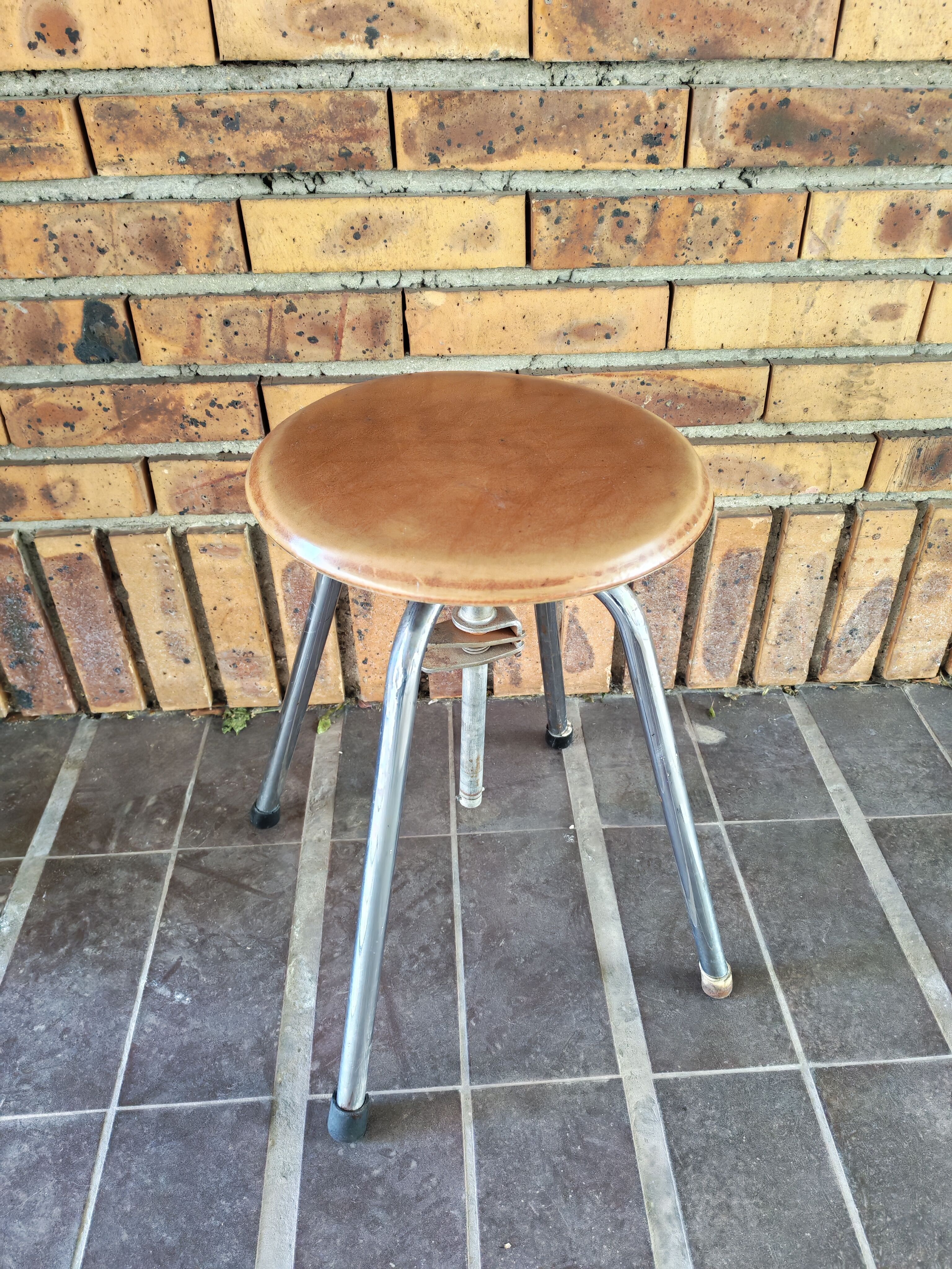 Industrial tripod stool with screw Jide Limoges 1950