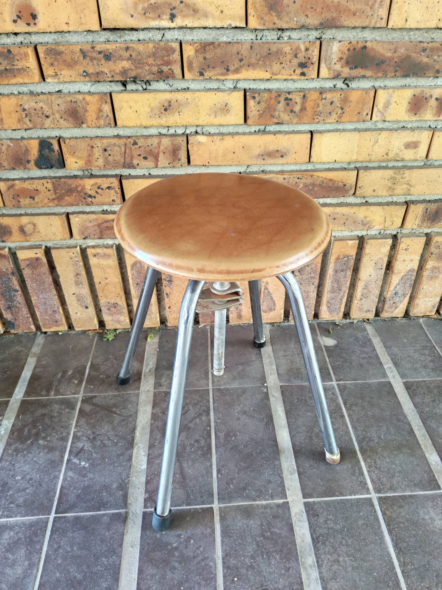 Industrial tripod stool with screw Jide Limoges 1950