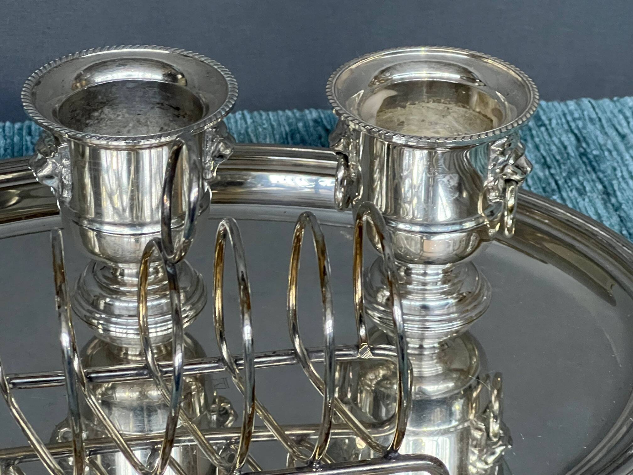 Ensemble de couverts en métal argenté Christofle.