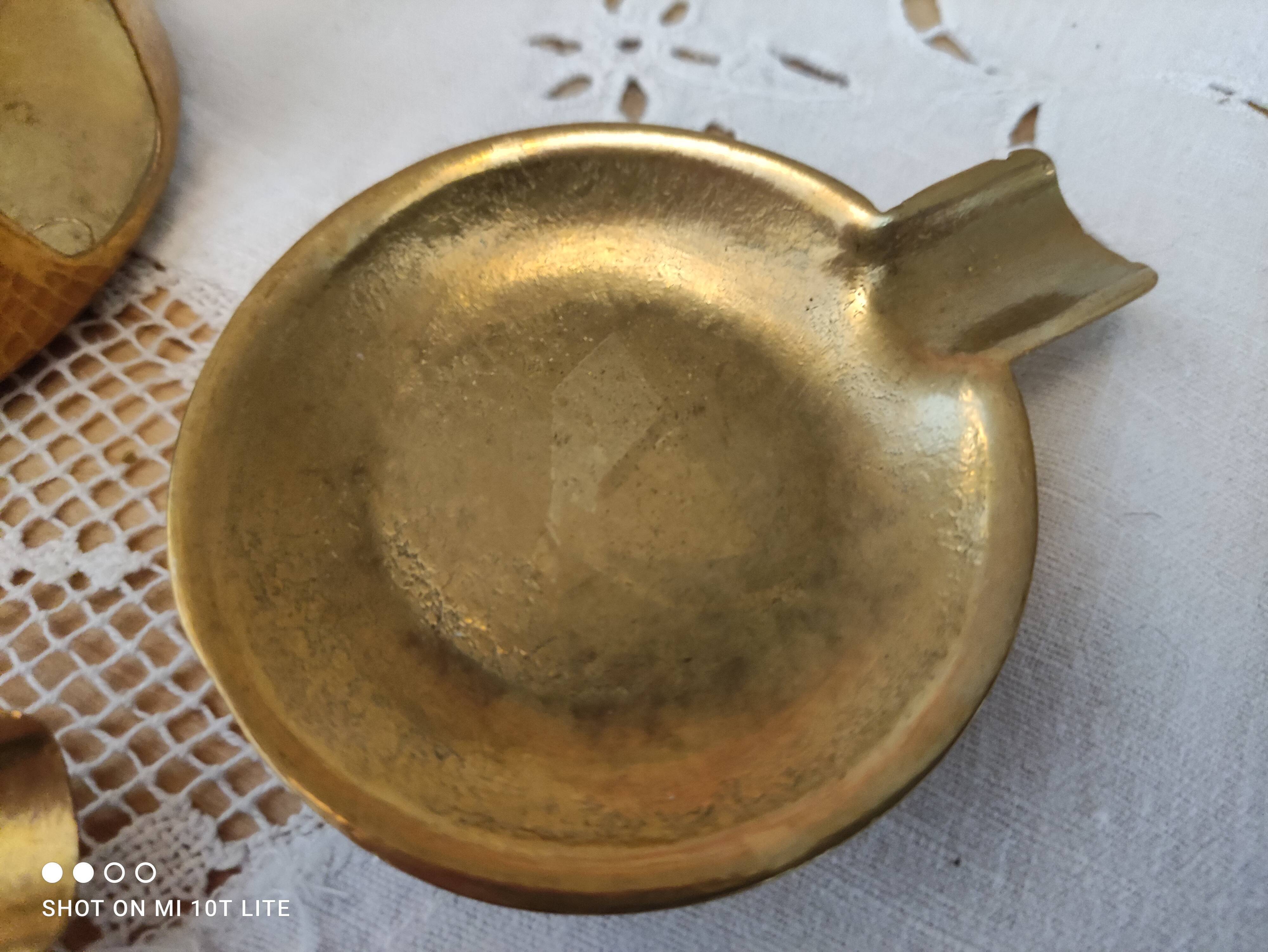 Set 5 pieces of 4 individual ashtrays in old brass