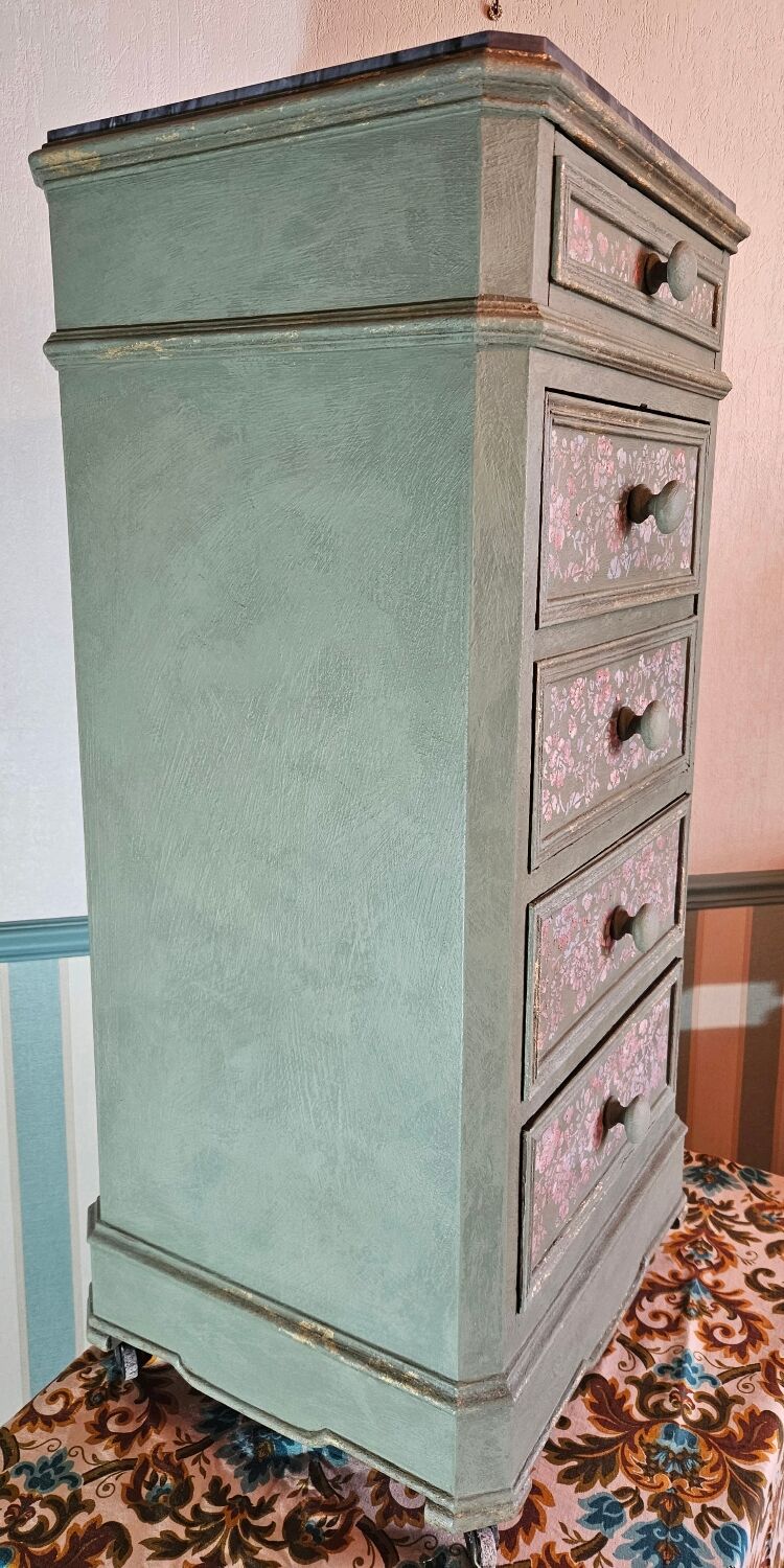 Chest of drawers