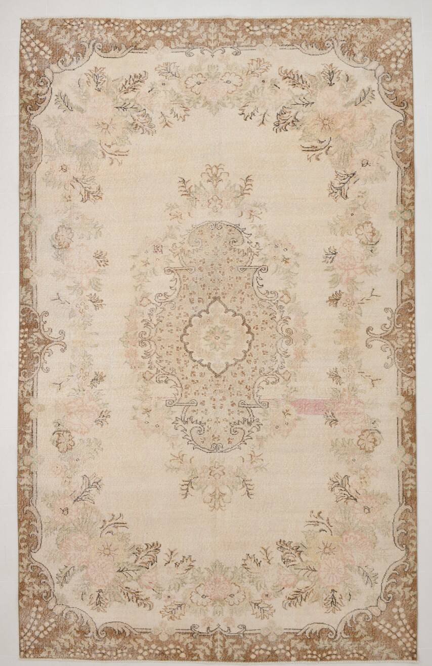 Tapis Aubusson ancien tons beiges et roses, élégant et raffiné, 209x335 Cm