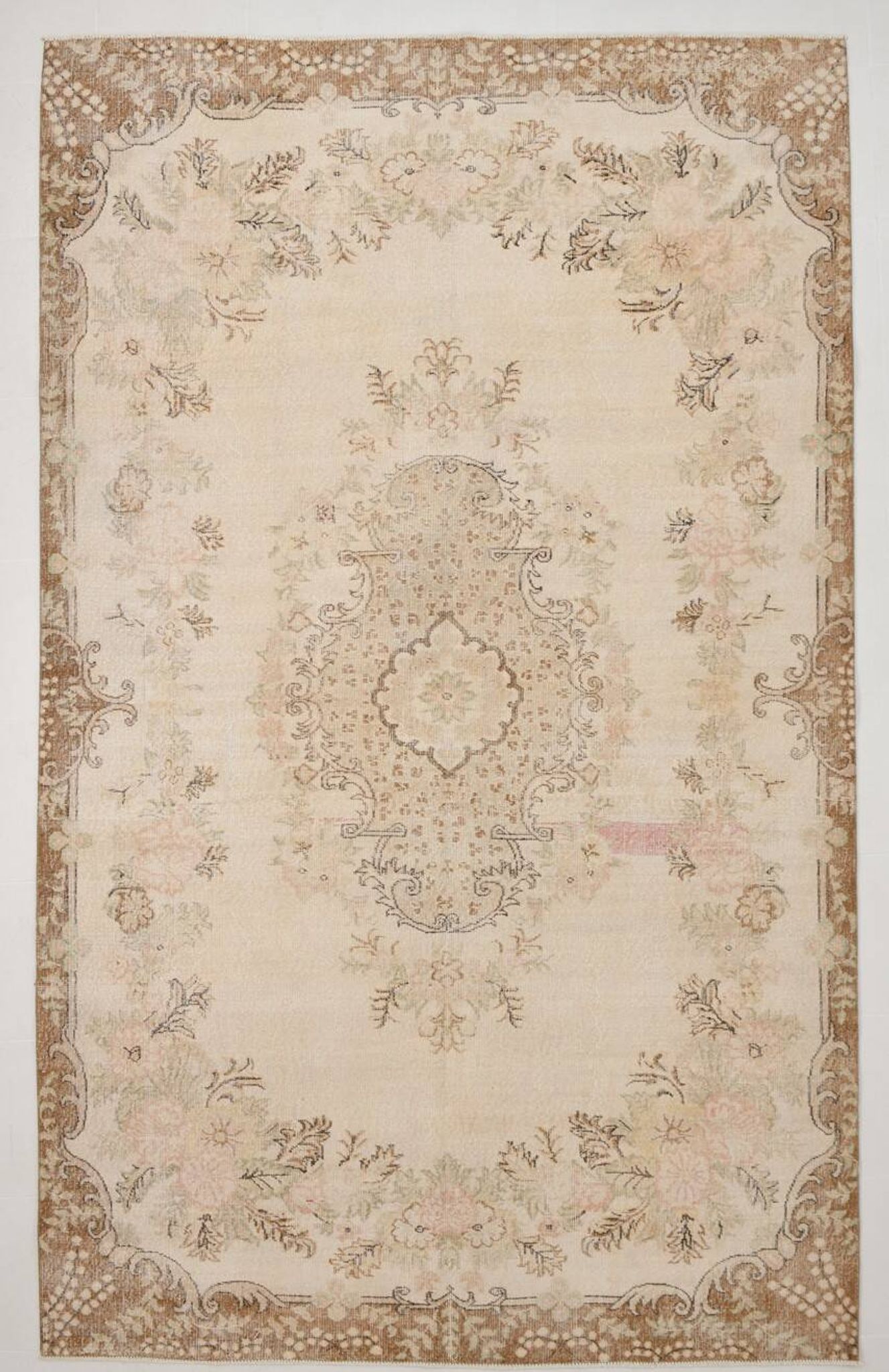 Tapis Aubusson ancien tons beiges et roses, élégant et raffiné, 209x335 Cm