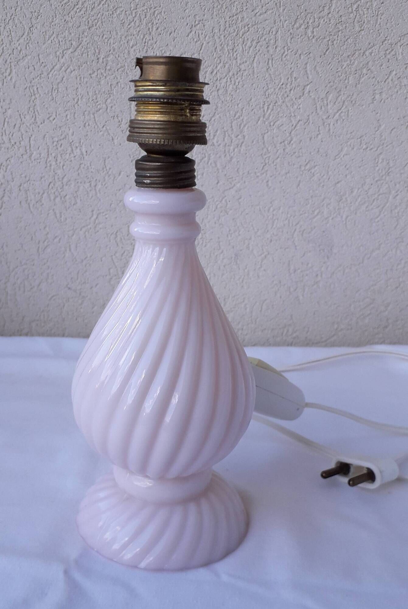 Lampe Chatard en opaline rose