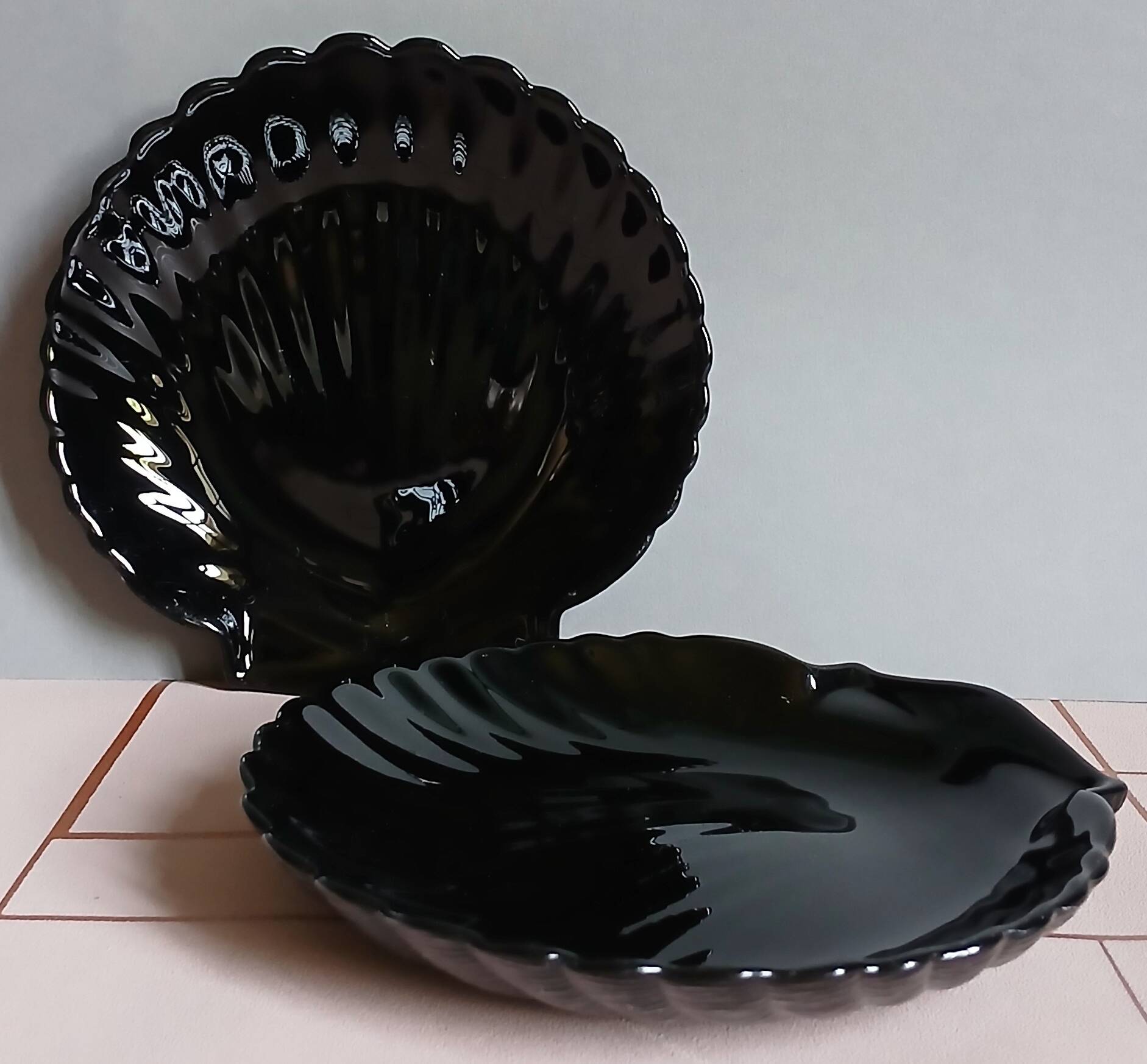 2 black opaline moulded glass shell-shaped bowls, circa 1980.