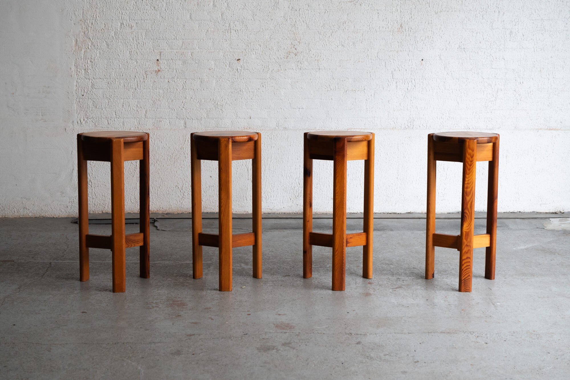 Ensemble de 4 tabourets de bar, design français, années 1970