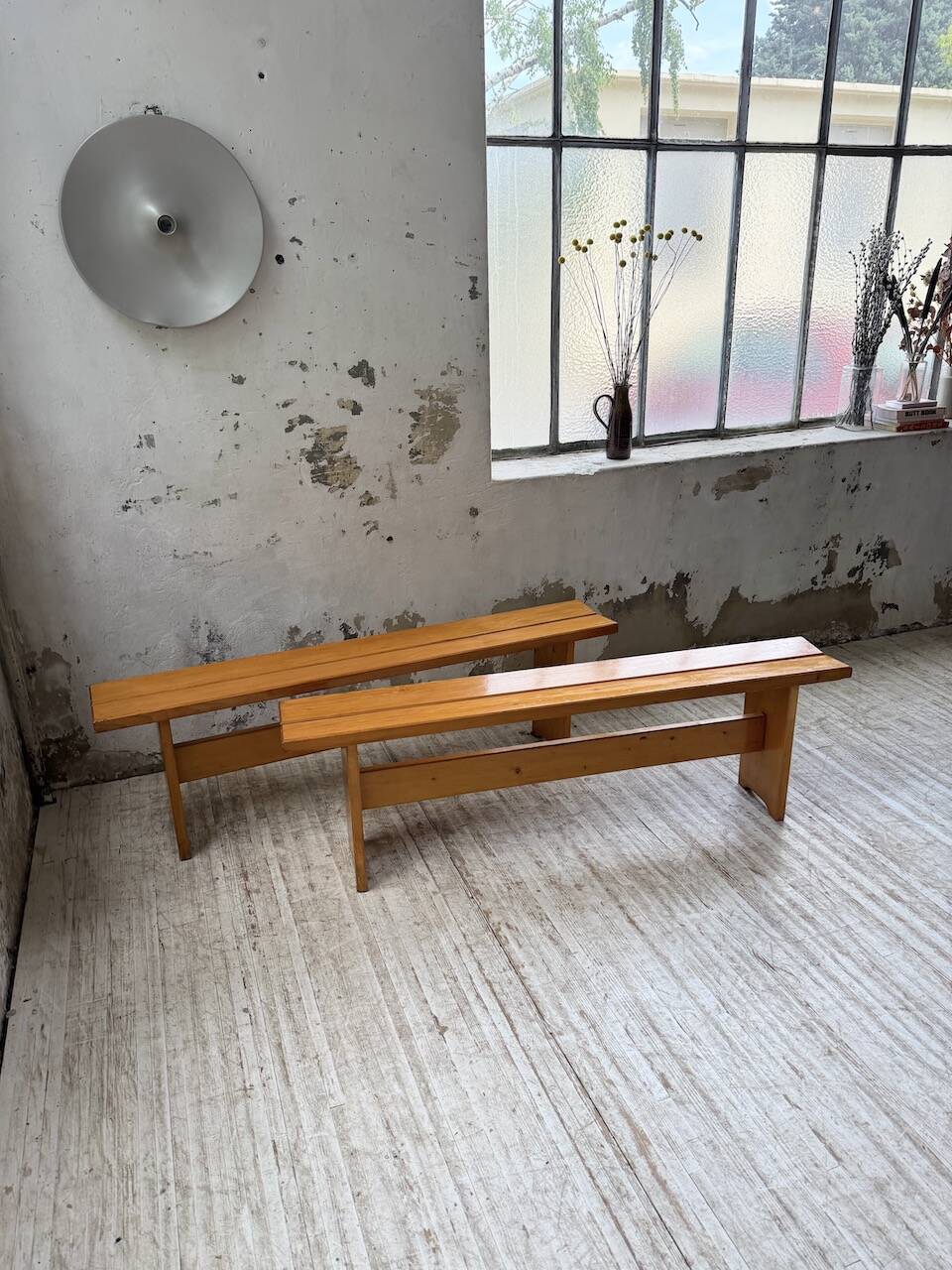 Paire de bancs en pin Charlotte Perriand Les arcs