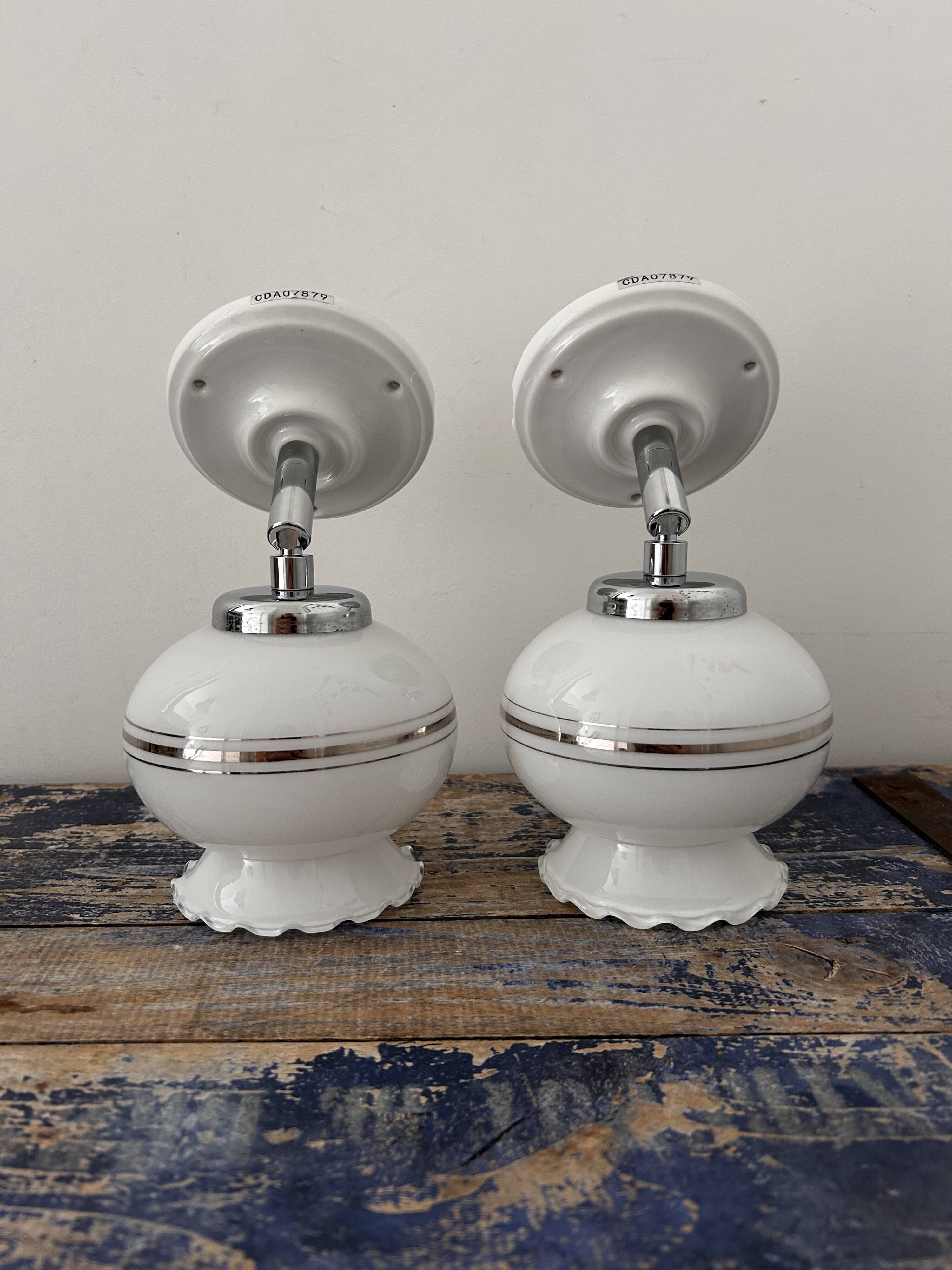Paire d’appliques vintage blanches et argentées