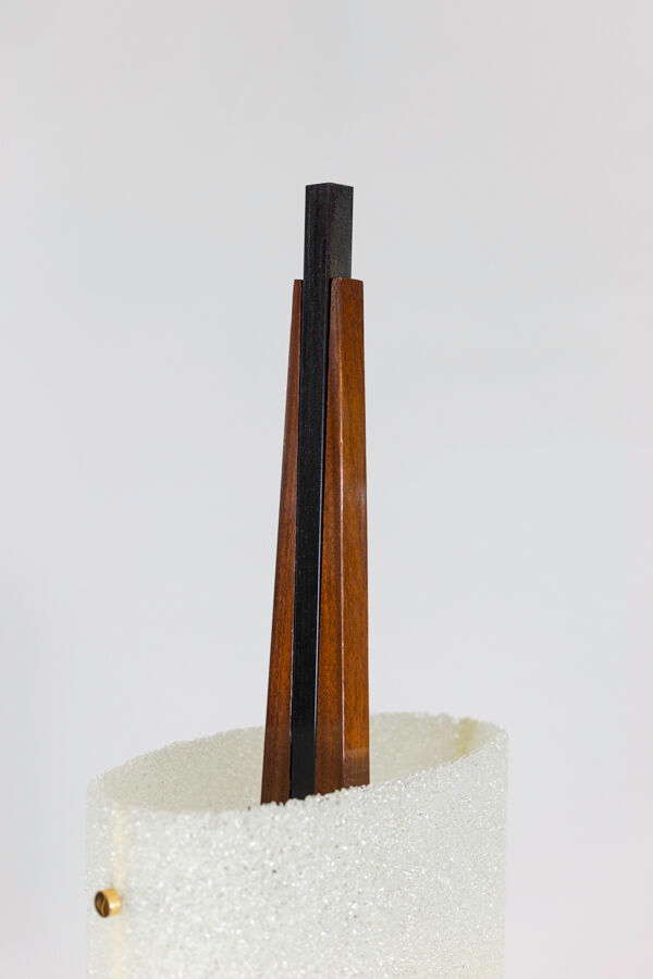 Lampadaire en résine granitée et bois, années 1950