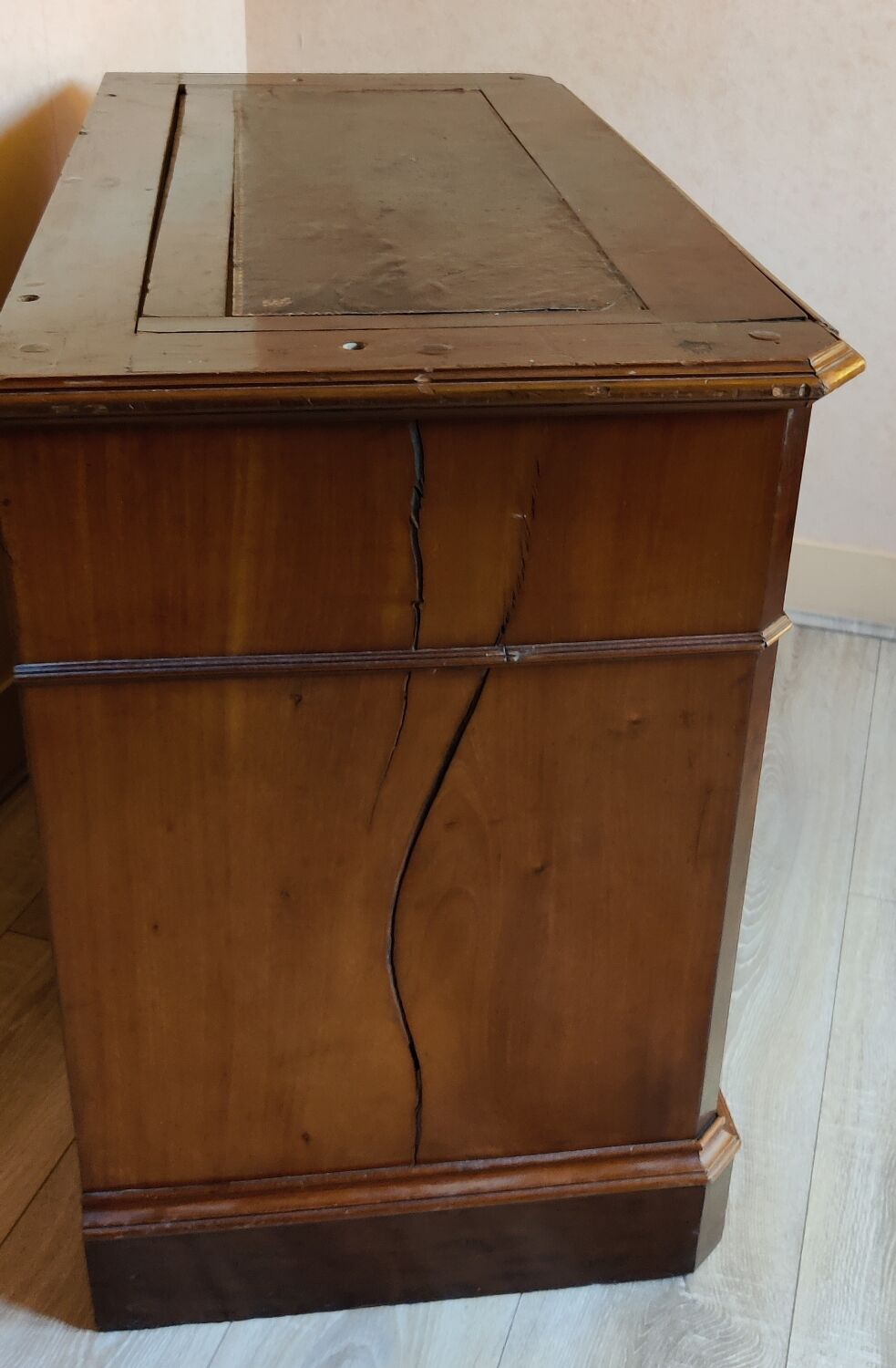 Chest of drawers with 4 drawers, antique furniture.