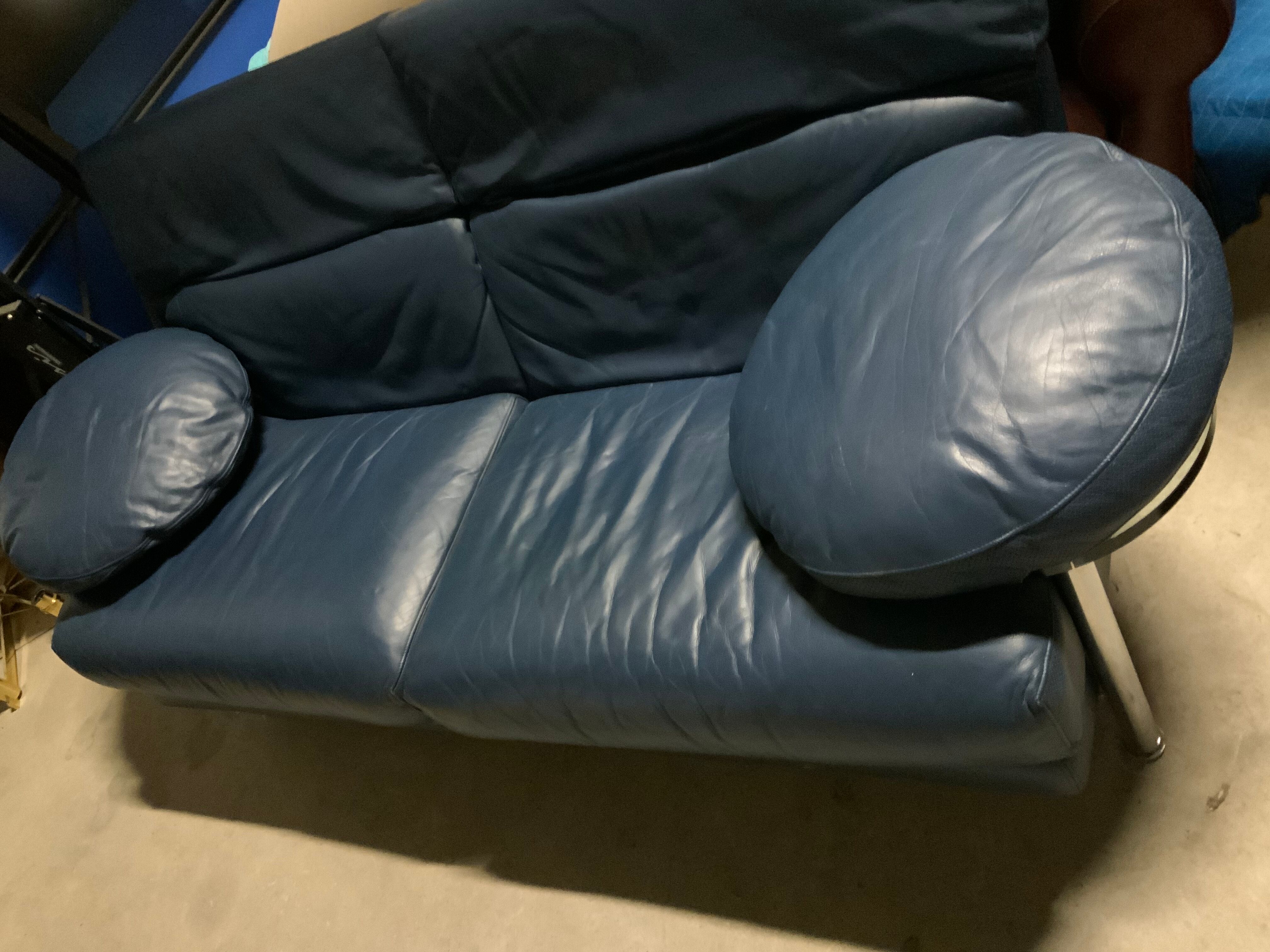 Paolo Piva's Italian leather sofa with rotating round glass shelves, 1980