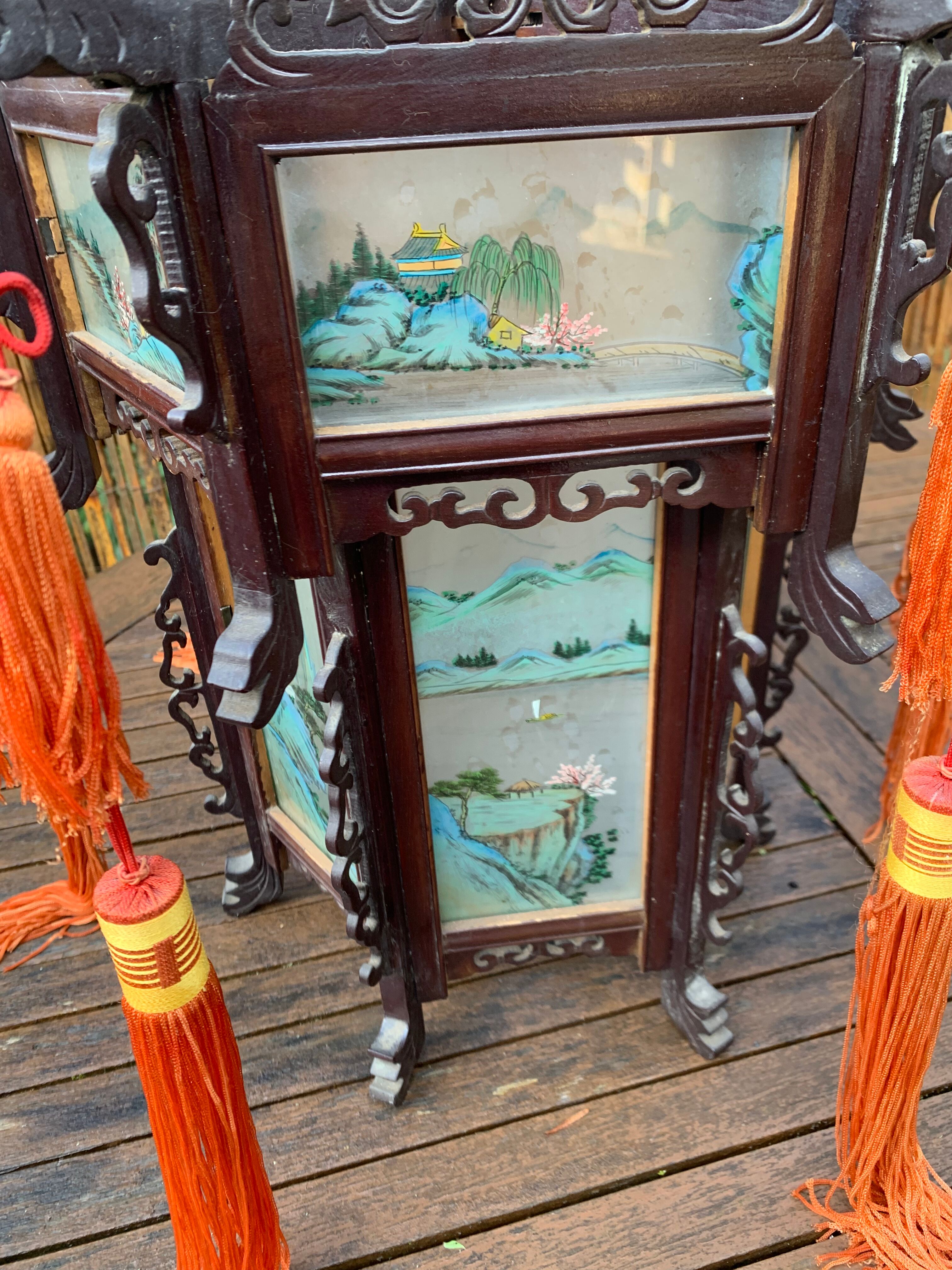 Lanterne chinoise vers 1900 en bois et verres peints