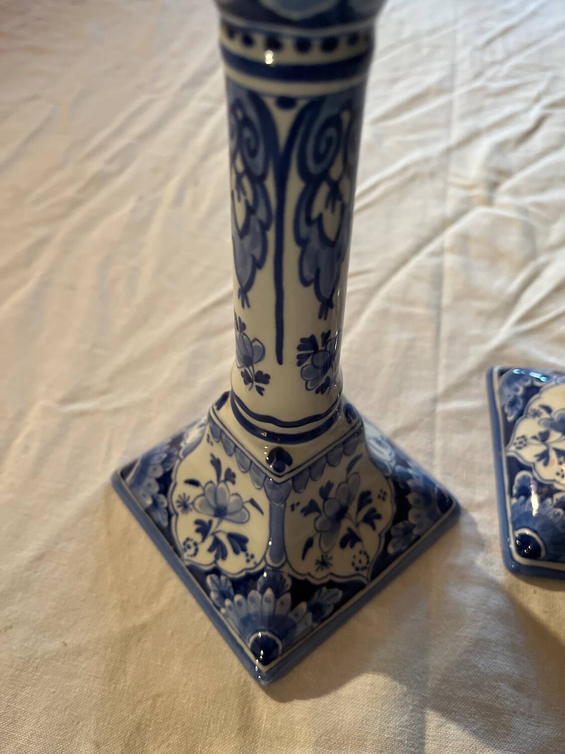 2 candlesticks in the style of the fiancé of Delft, Holland, 1988