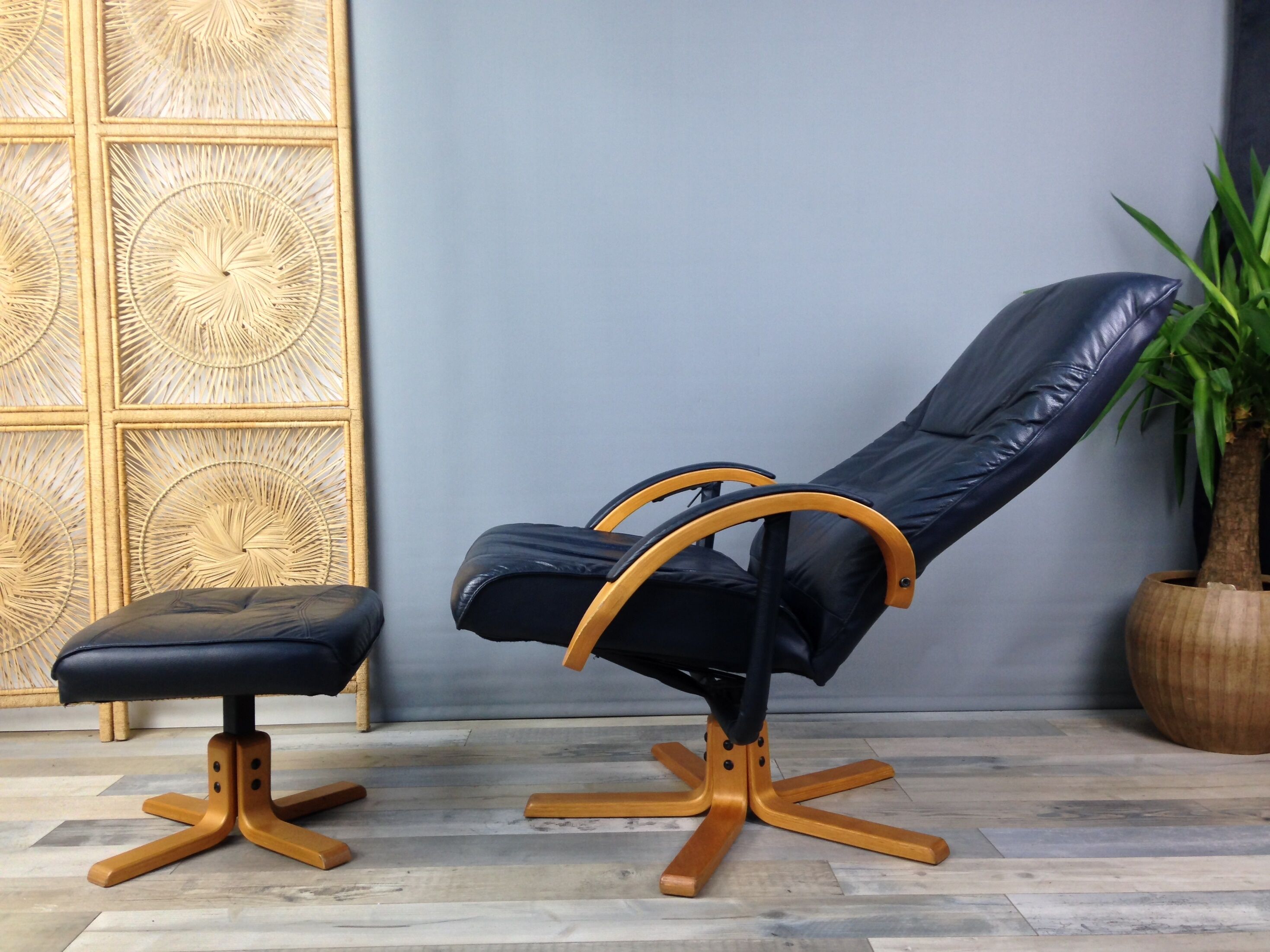 Danish design swivel and reclining relaxed chair by Jorgen Kastholm for Unico