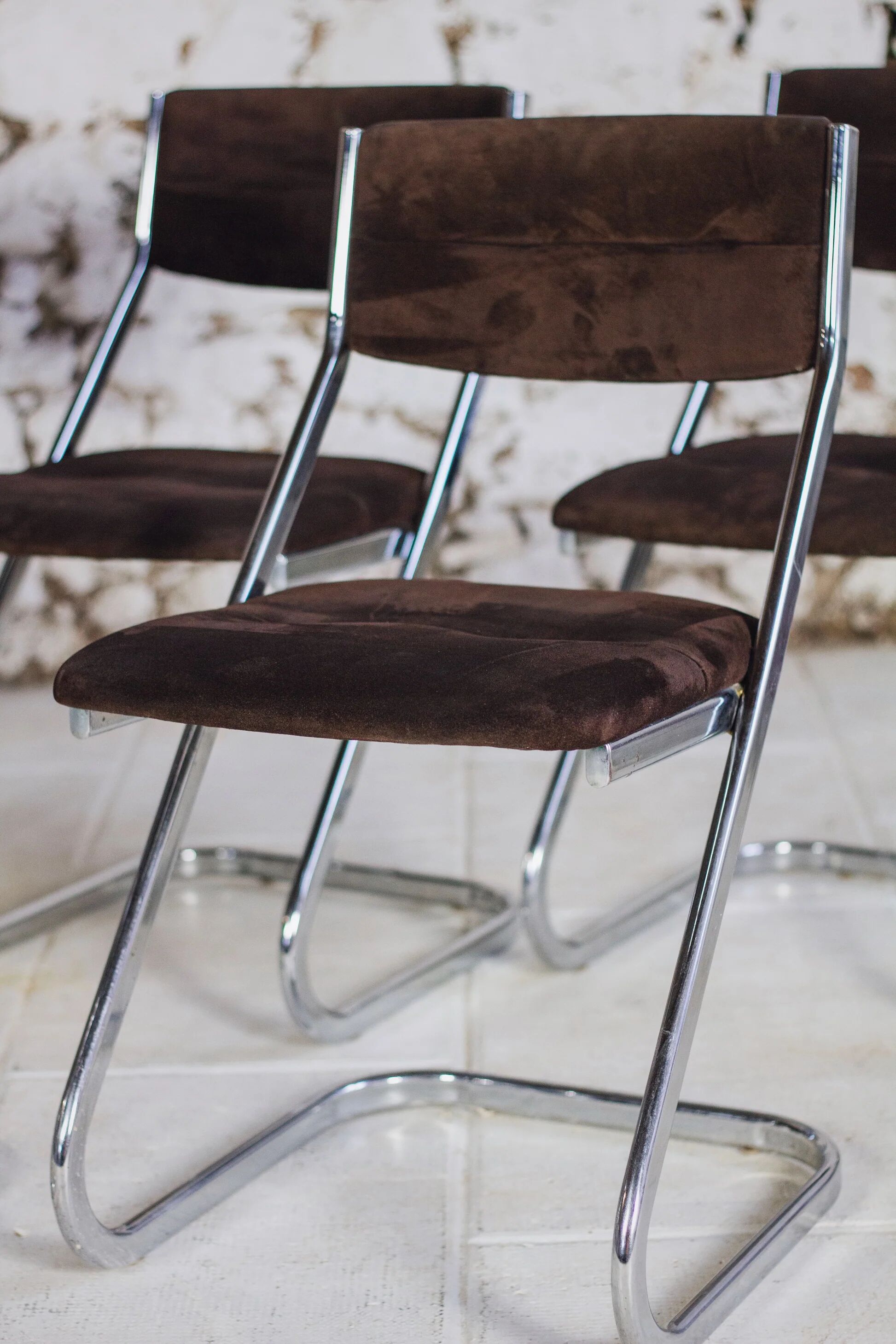 5 tubular chairs in suede and chrome by Roche Bobois, 1970.