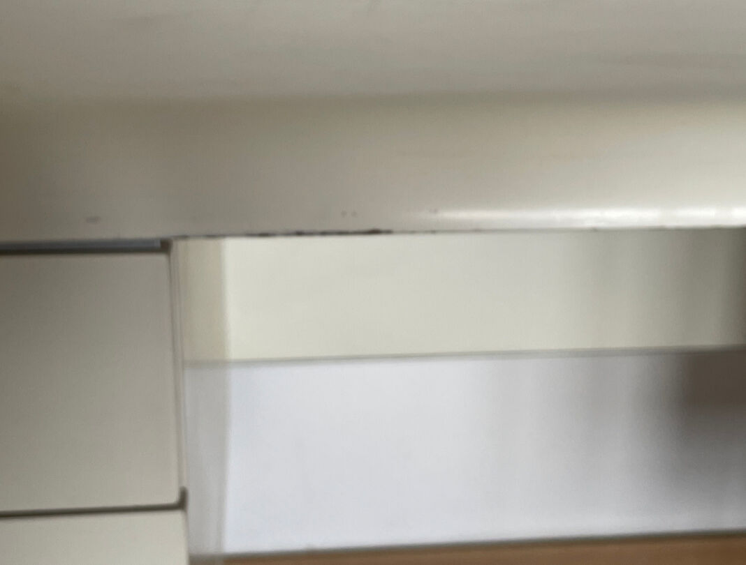 White laqué desk, year 70