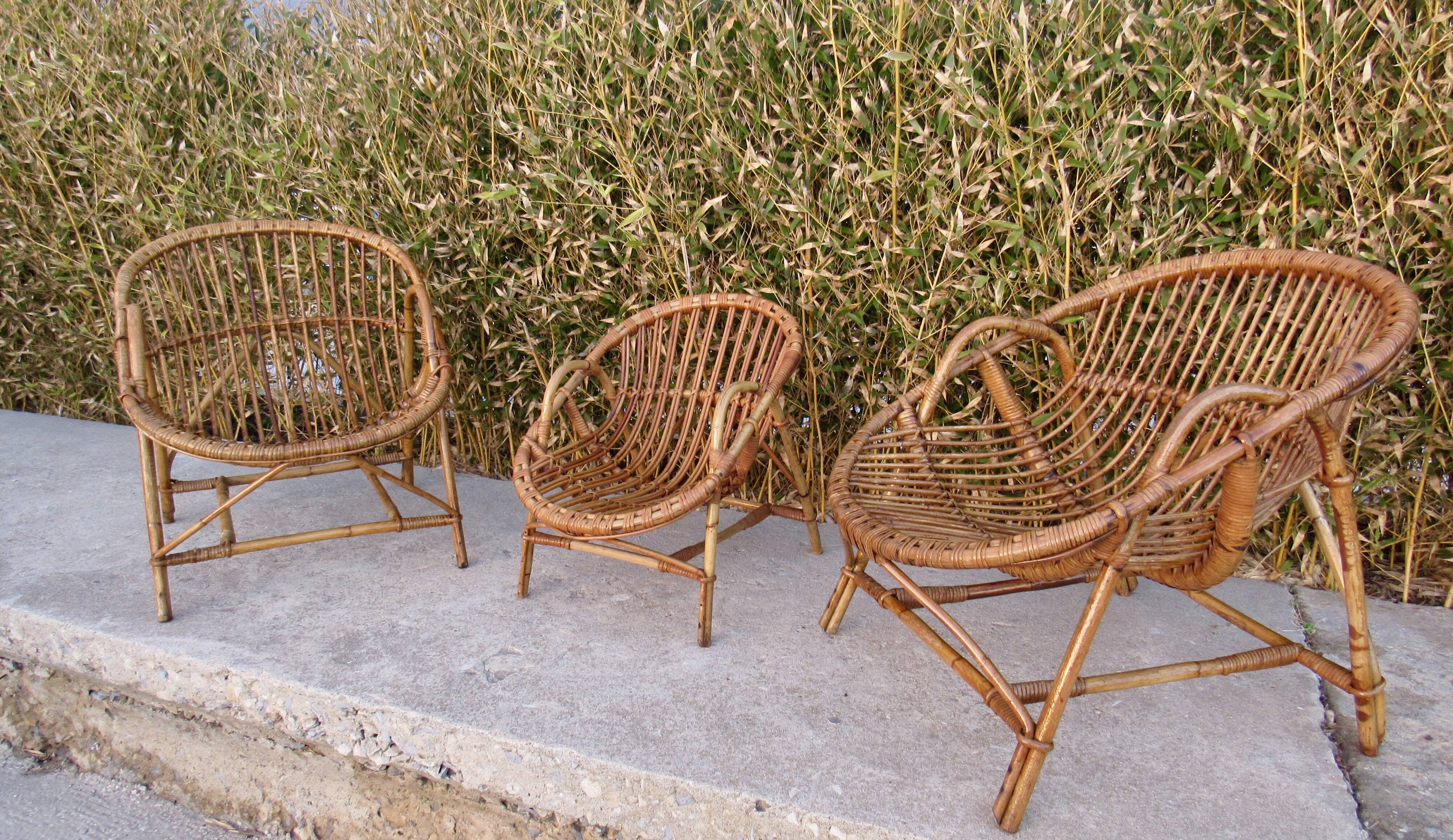 Set de trois fauteuils en rotin.