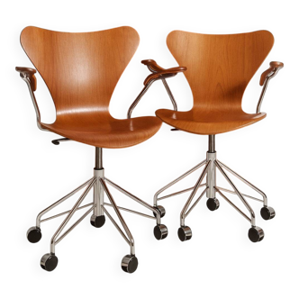 2 office chairs 3217 Arne Jacobsen