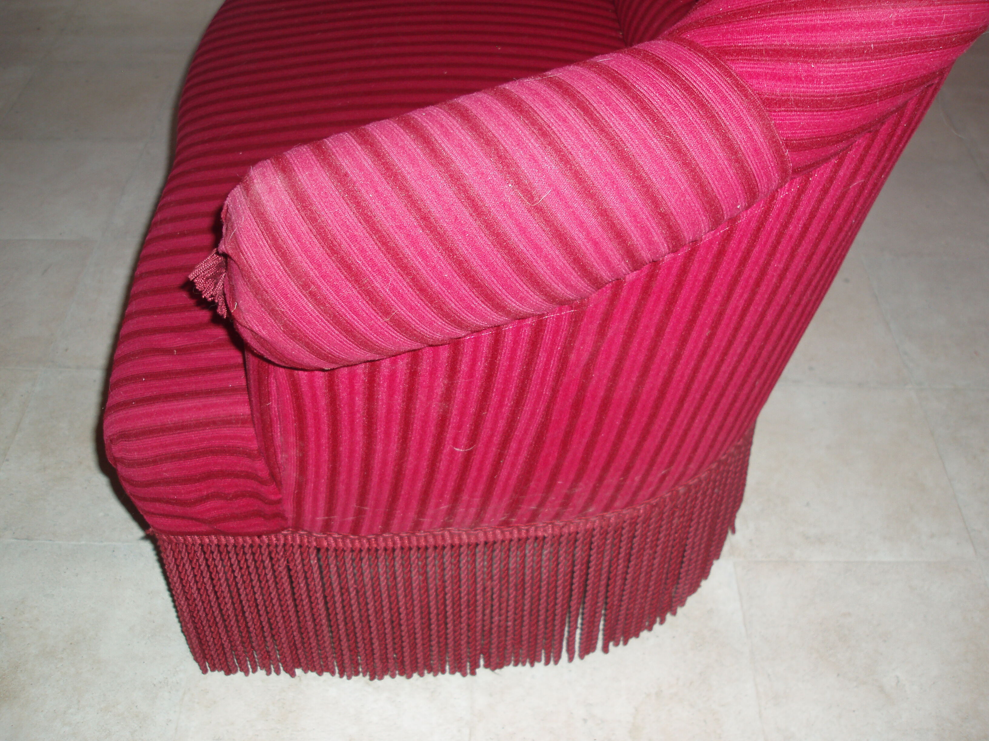 2-seater red velvet vintage sofa