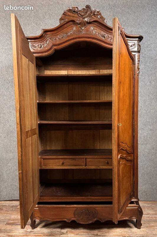 Armoire a coquilles de style Louis XV en acajou vers 1850