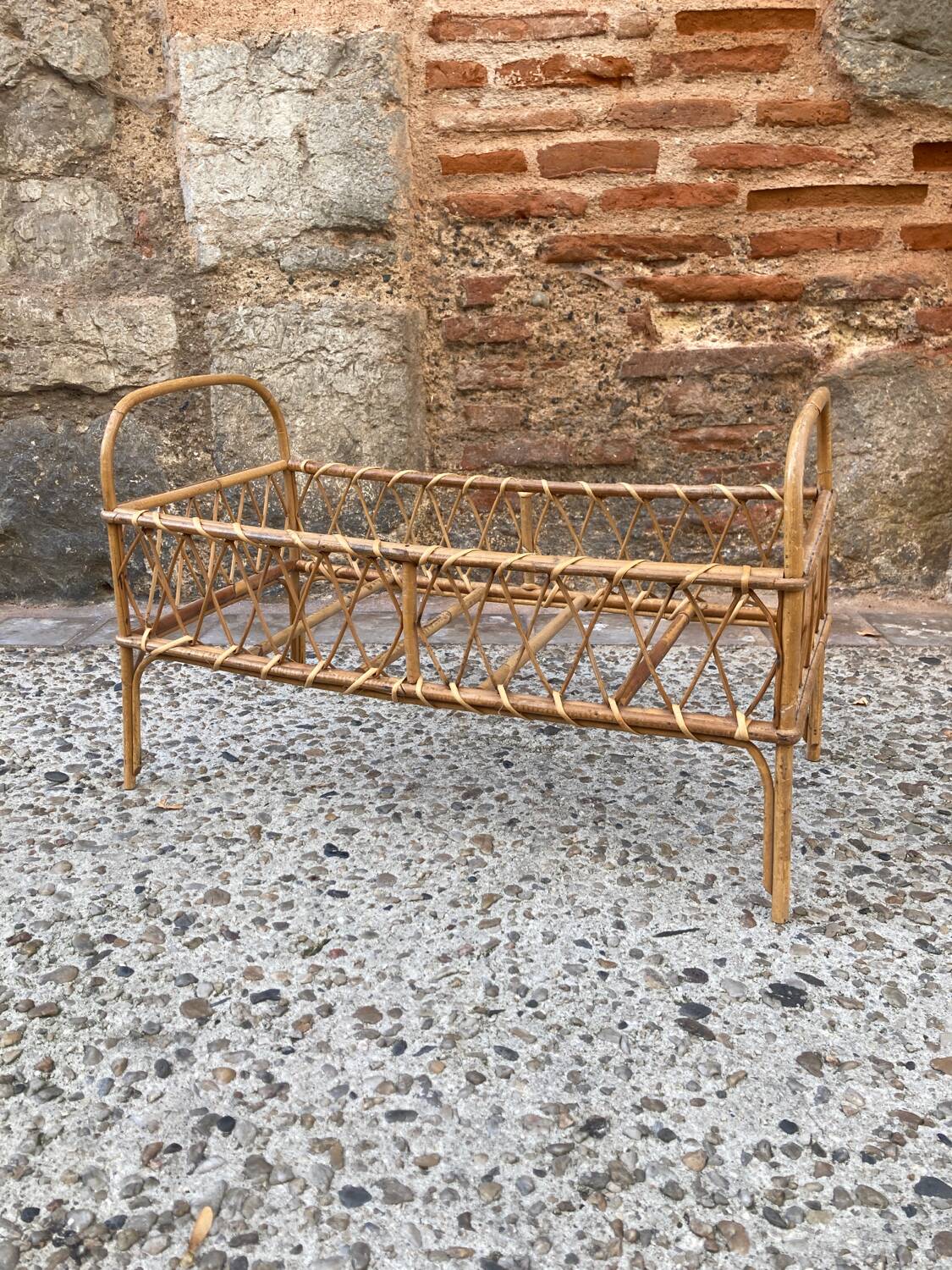 Lit en rotin pour poupée