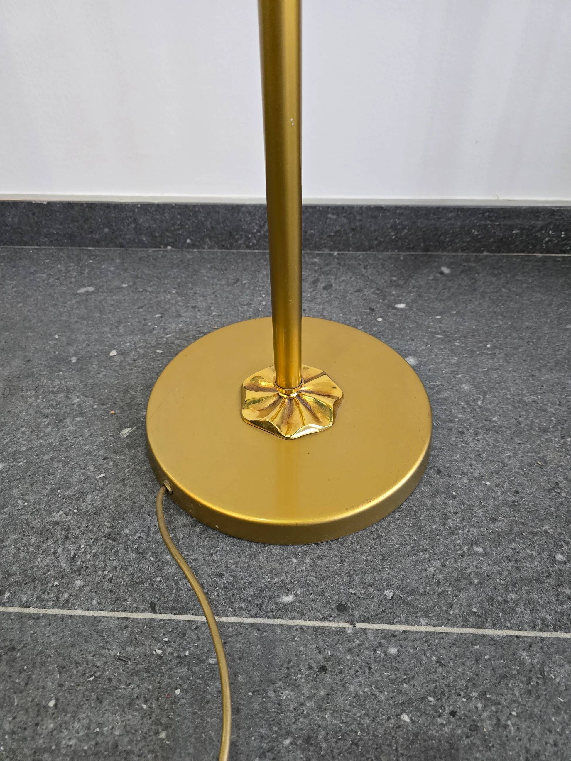 Vintage floor lamp in gold metal – Opaline shade – Neoclassical style from the 70s/80s