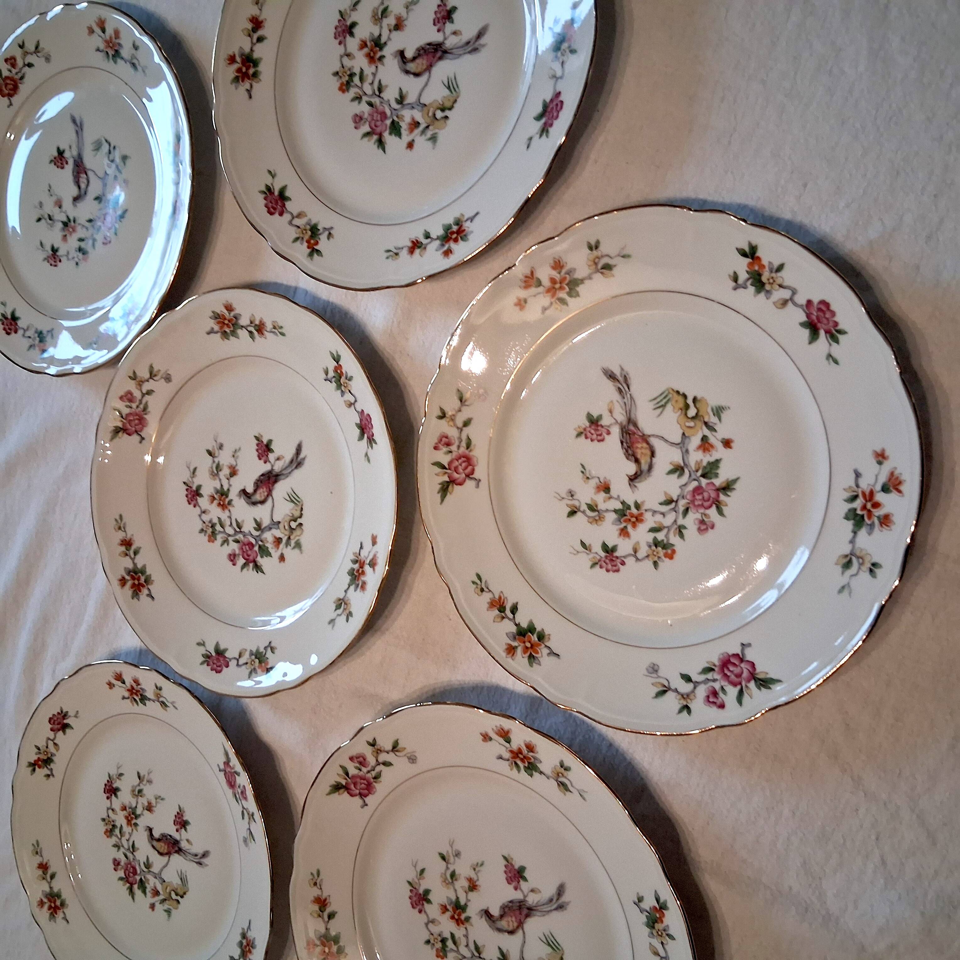 6 flat plates made of genuine porcelain in very good condition.