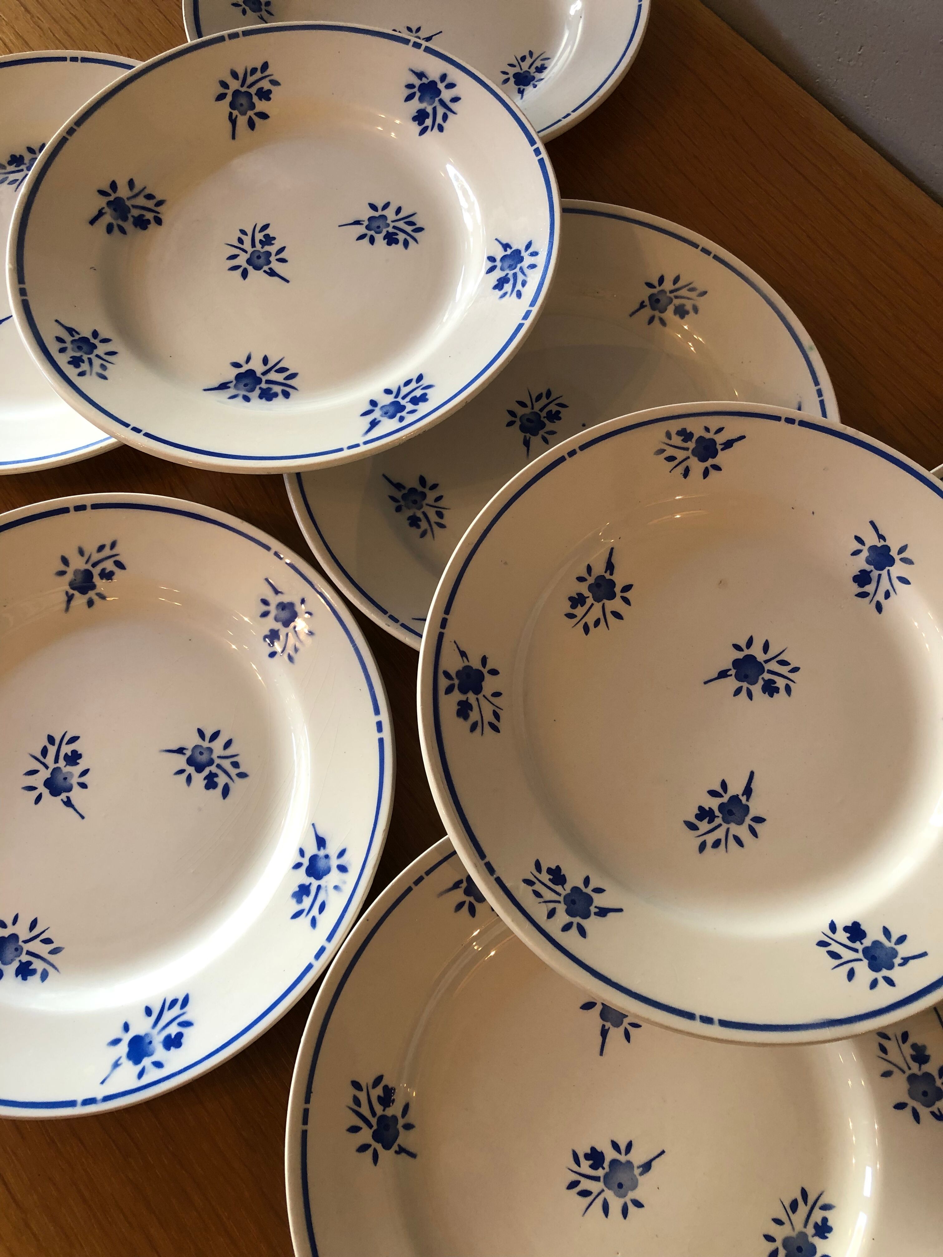 8 flat plates in antique earthenware