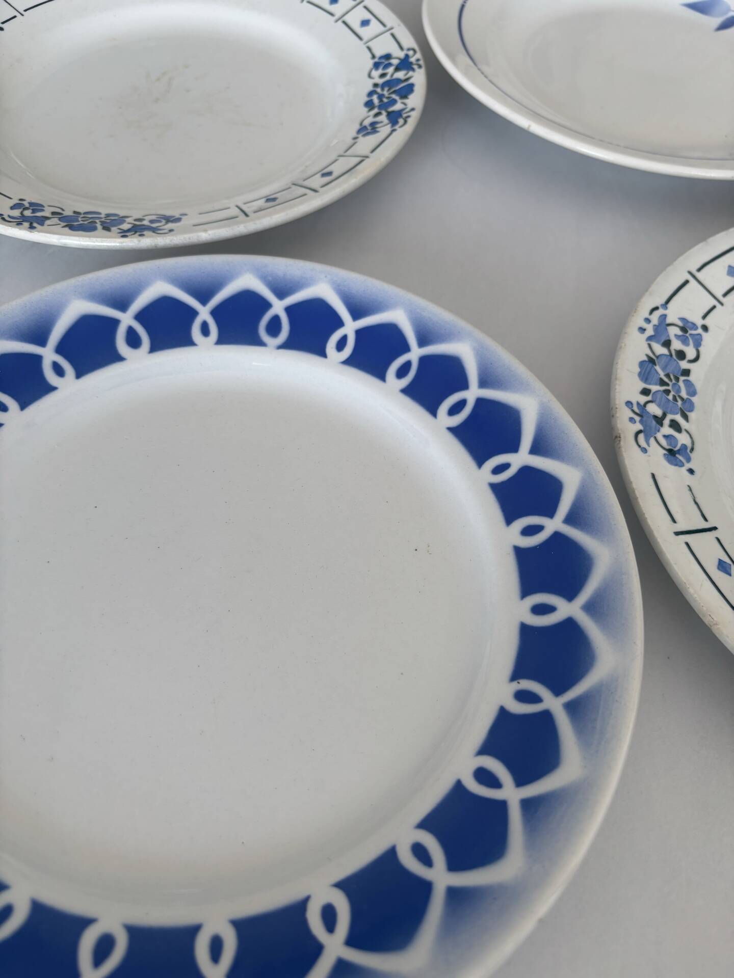 Lot of 4 antique earthenware plates from 1950, Saint Amand - plates bl