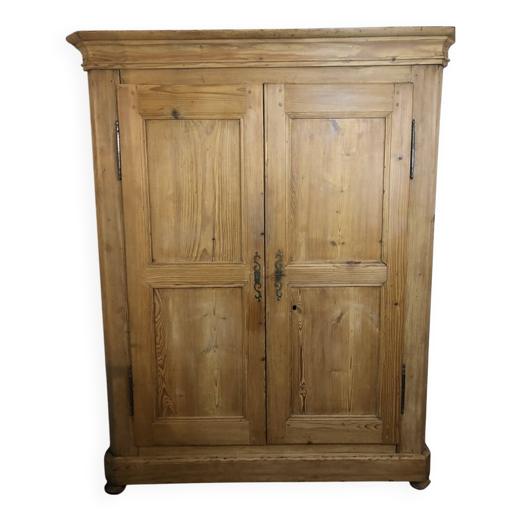 Alsatian armoire from 1878 in Pichepin – A unique and authentic piece