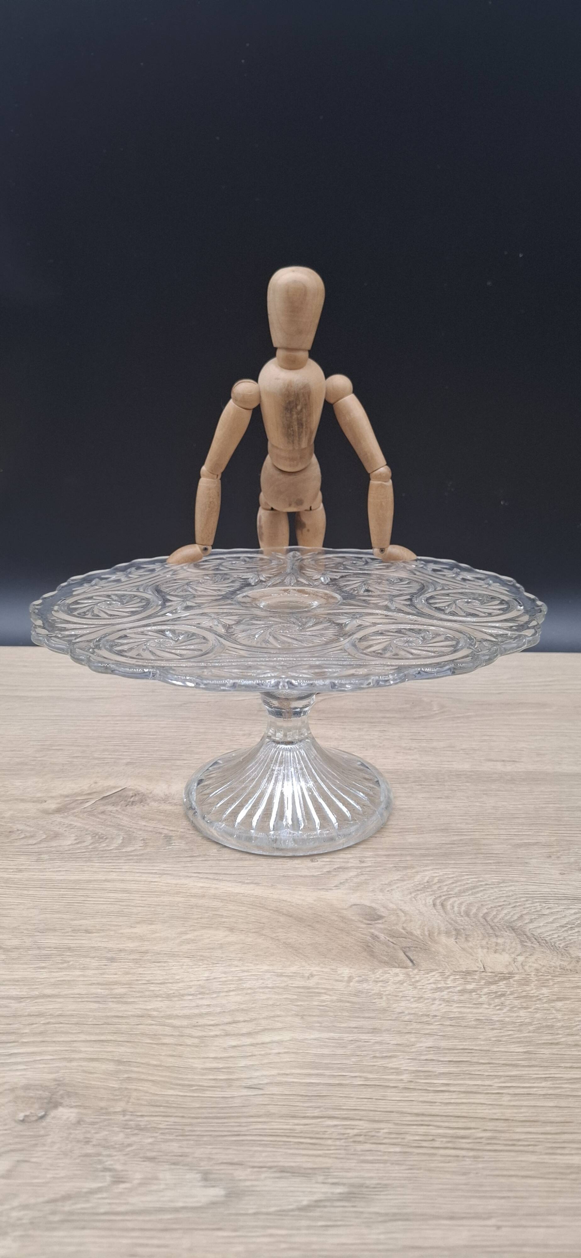 Manage transparent cake pie footed dish