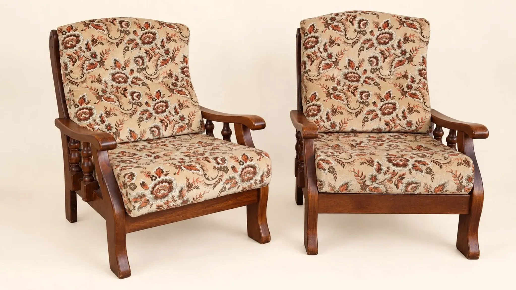 Pair of vintage 70s lounge chairs in wood & floral fabric