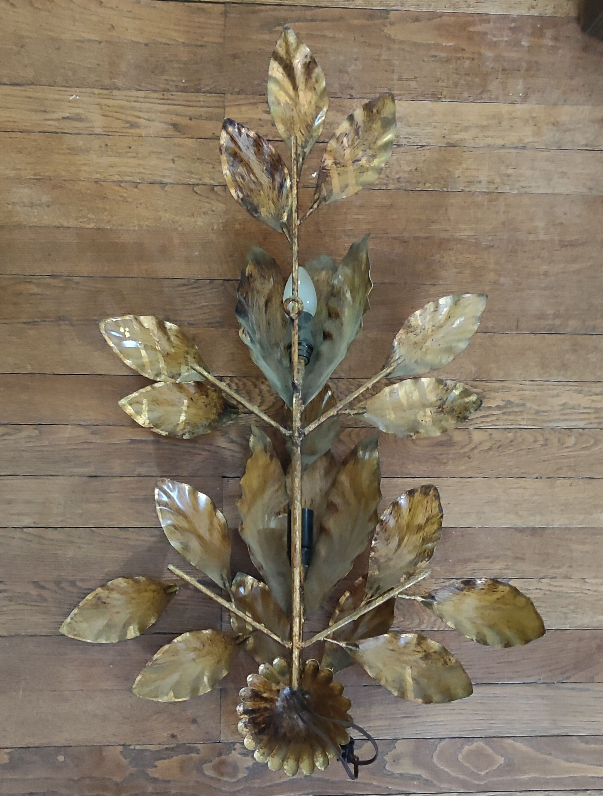 Design wall lamp in gold metal