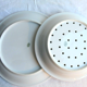 Assiette art déco en porcelaine blanche avec égouttoir à fraises