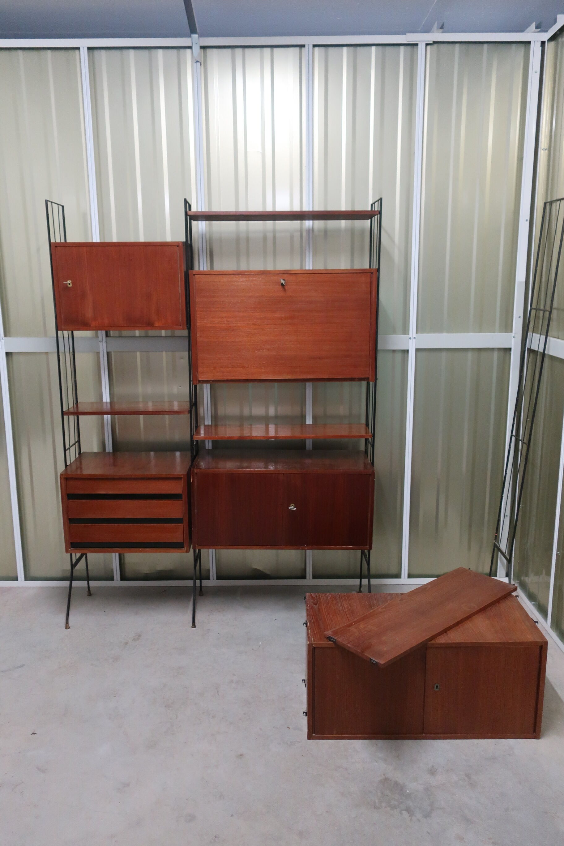 Library, 60s teak shelf on feet