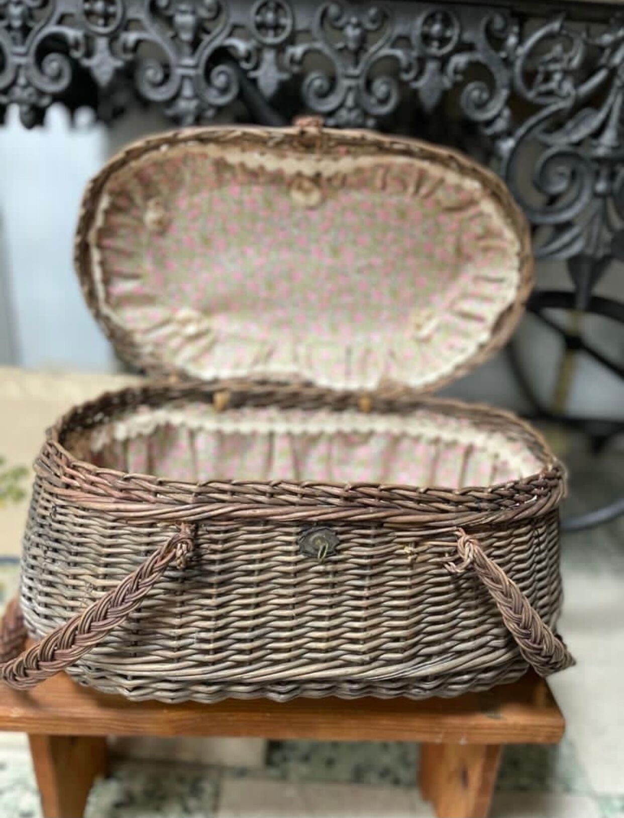 Bressan basket in old wicker, with handles and closure